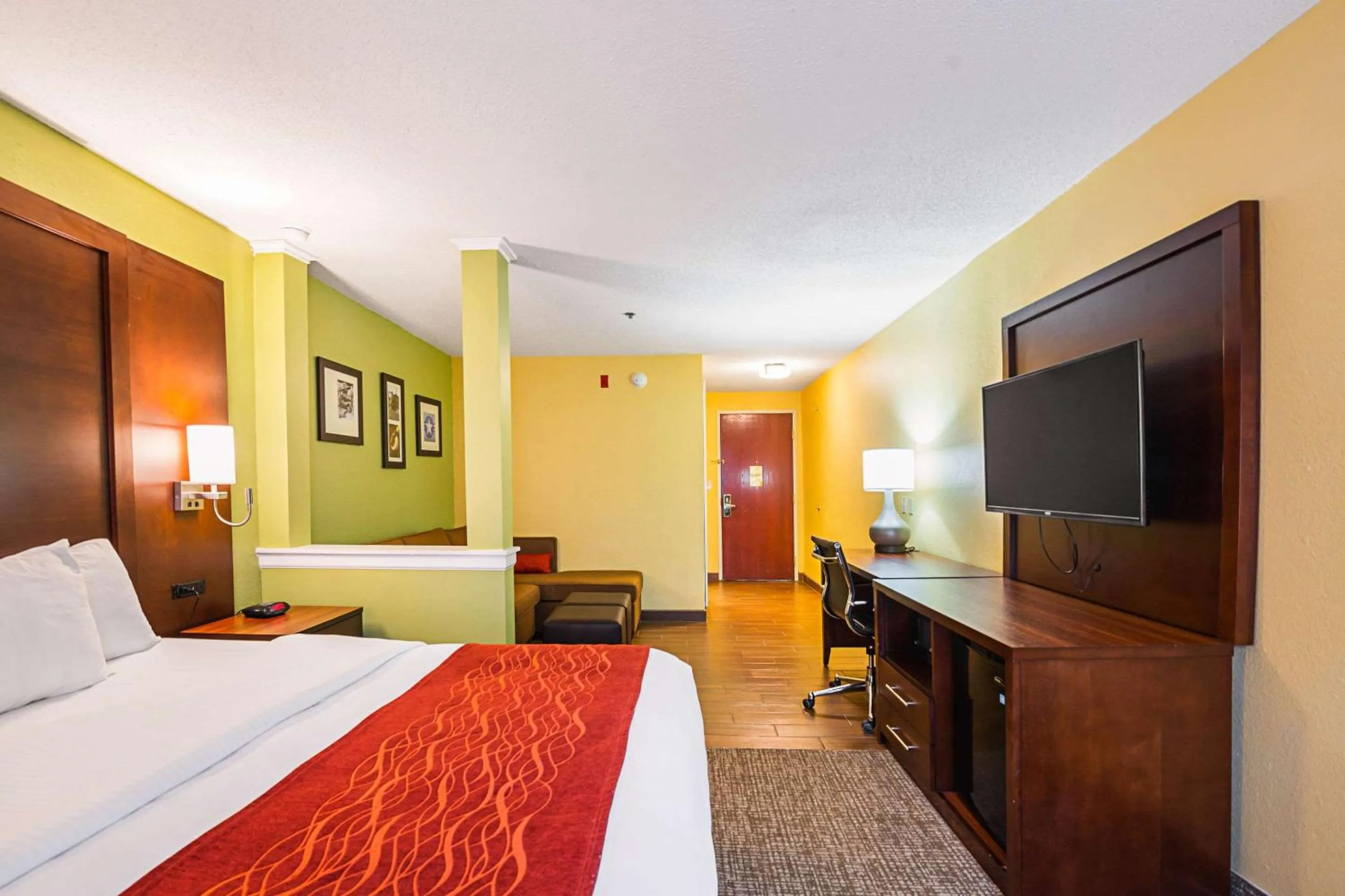 Photo of the whole room, Bed in Comfort Inn & Suites Dayton Northwest - Englewood