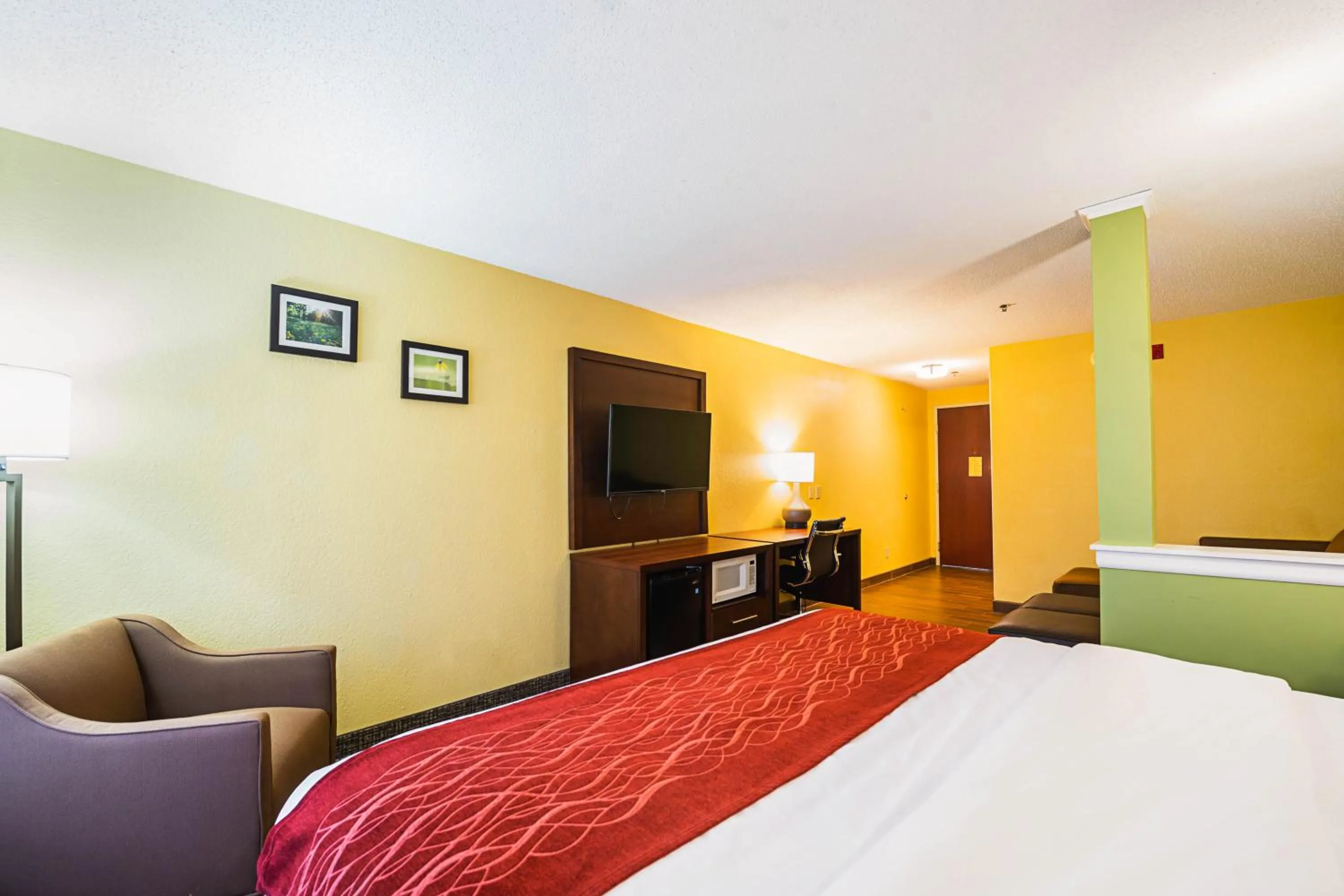 Bed in Comfort Inn & Suites Dayton Northwest - Englewood