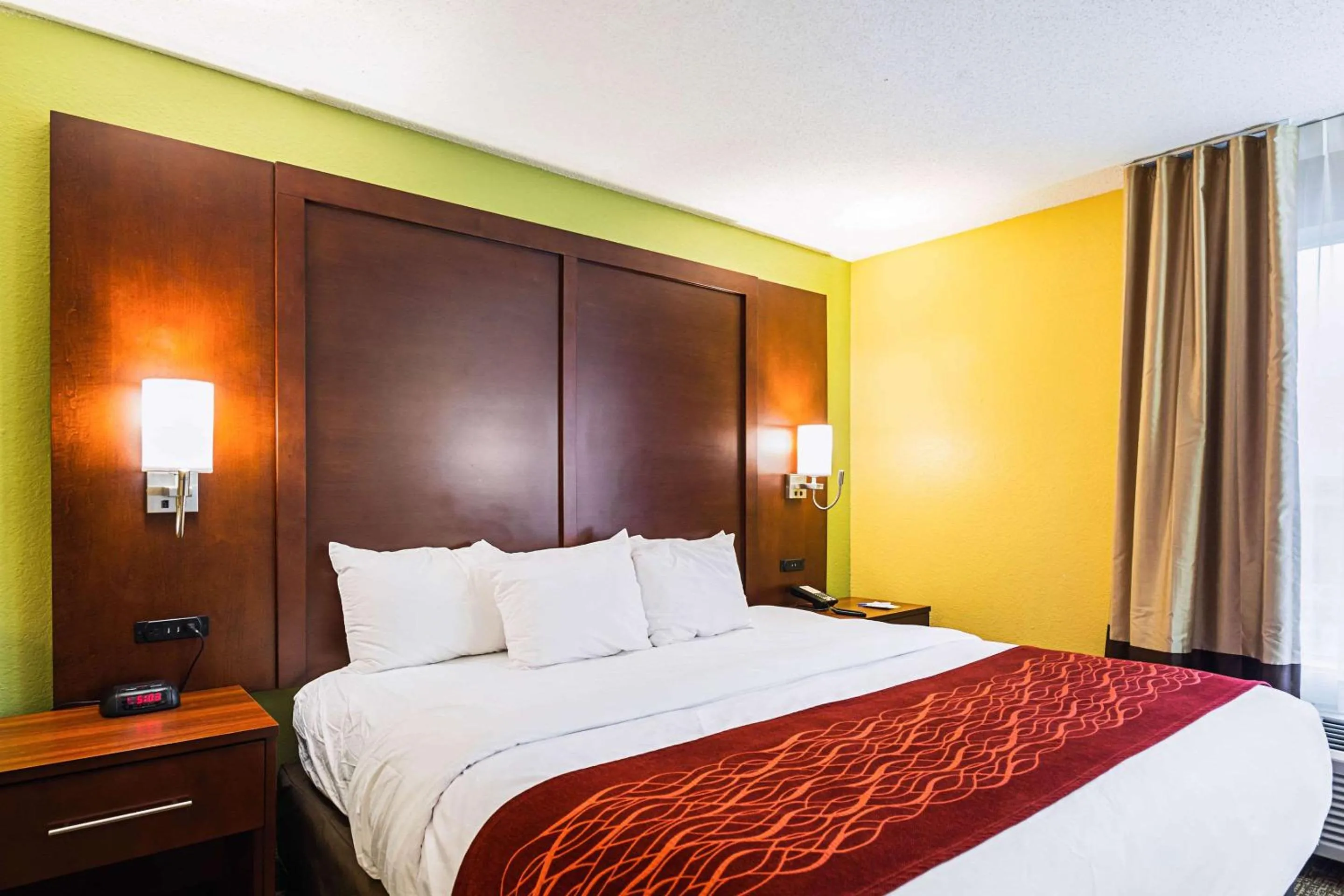 Photo of the whole room, Bed in Comfort Inn & Suites Dayton Northwest - Englewood