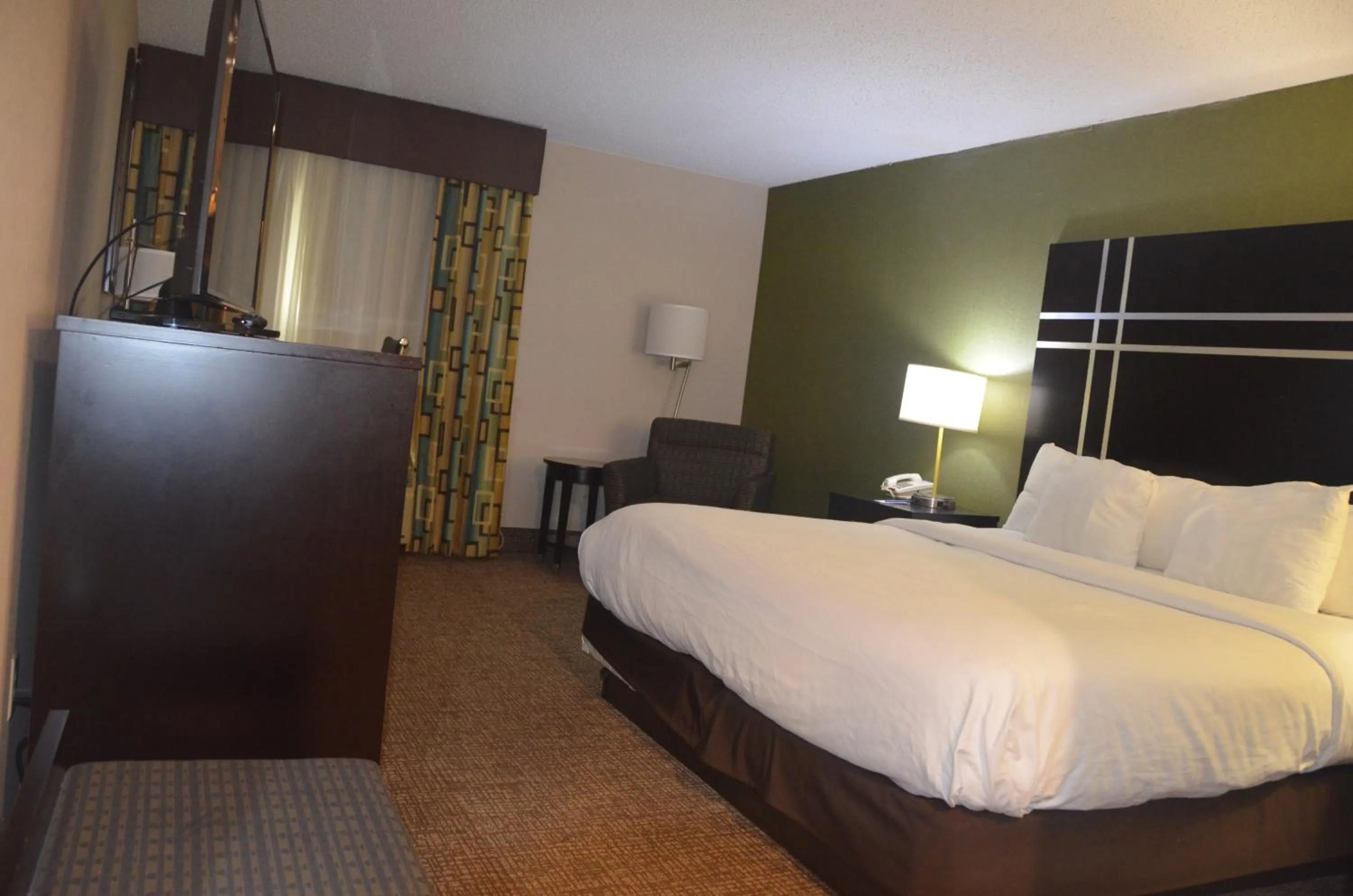 Bed in Comfort Inn & Suites Maumee - Toledo I80-90