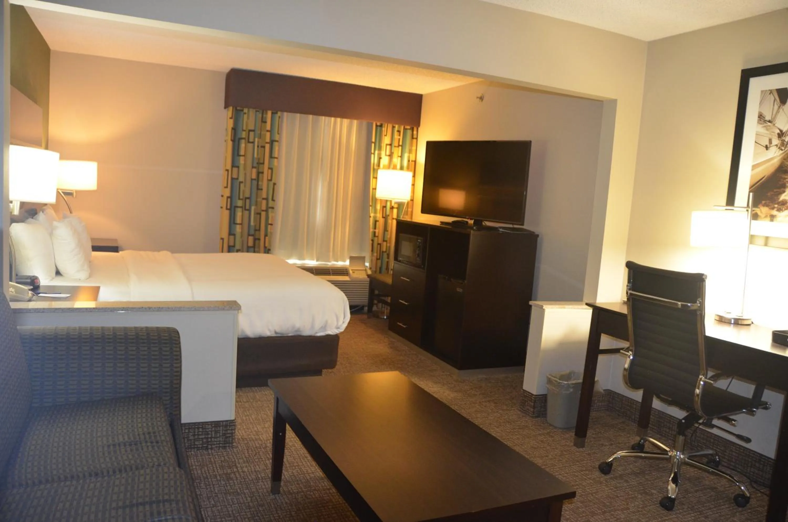 Bed in Comfort Inn & Suites Maumee - Toledo I80-90