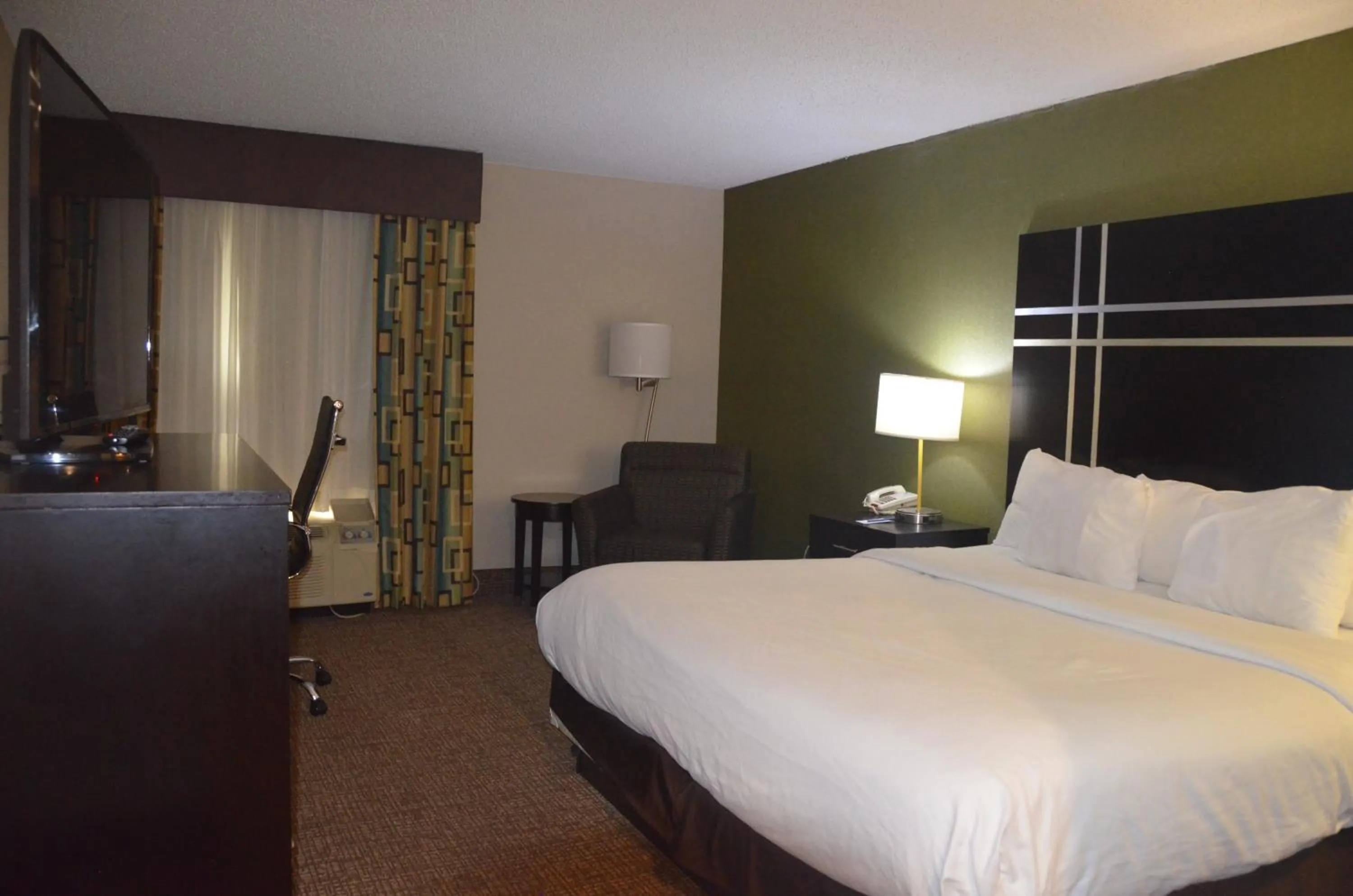 Bed in Comfort Inn & Suites Maumee - Toledo I80-90