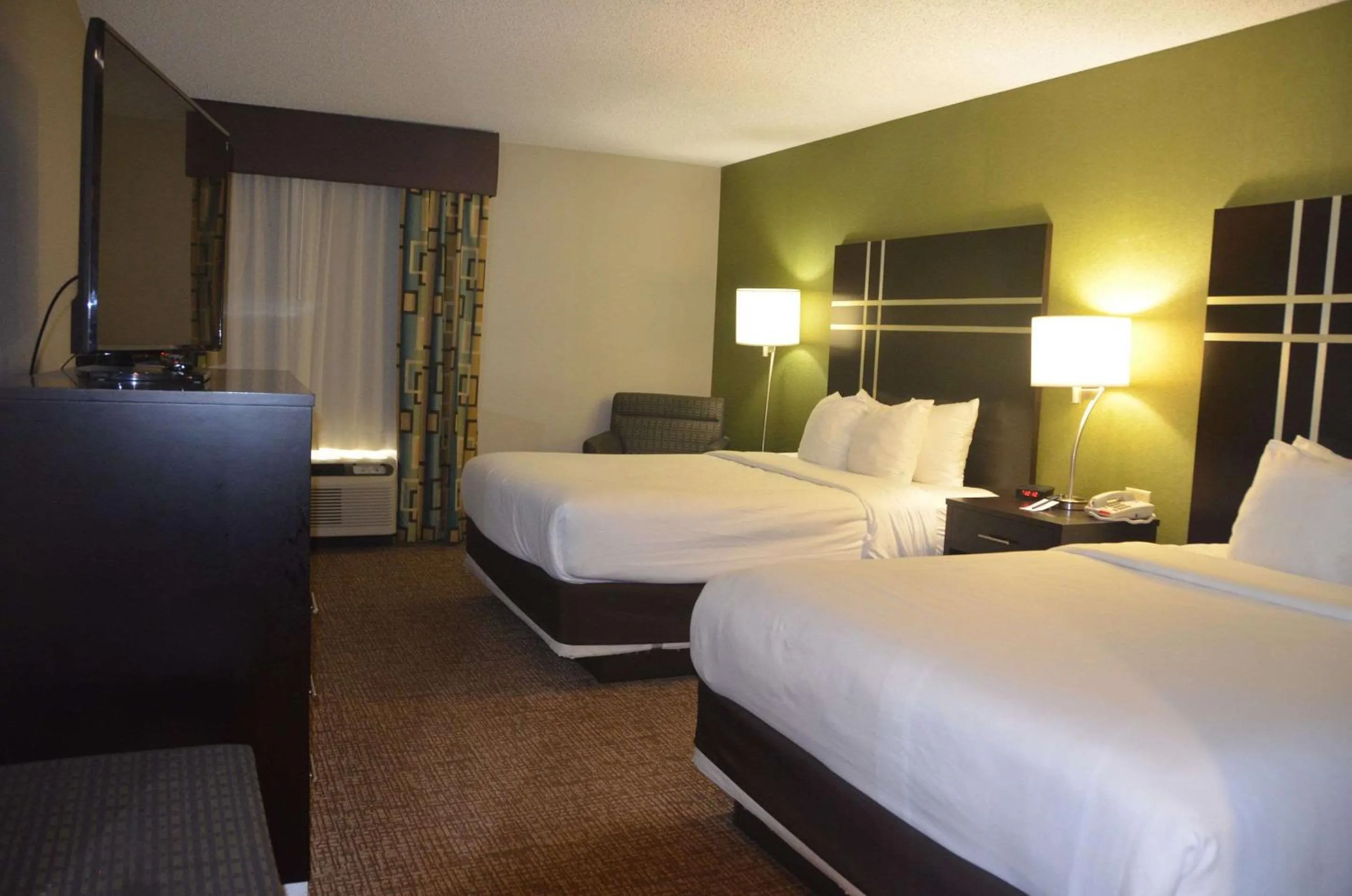 Bedroom, Bed in Comfort Inn & Suites Maumee - Toledo I80-90