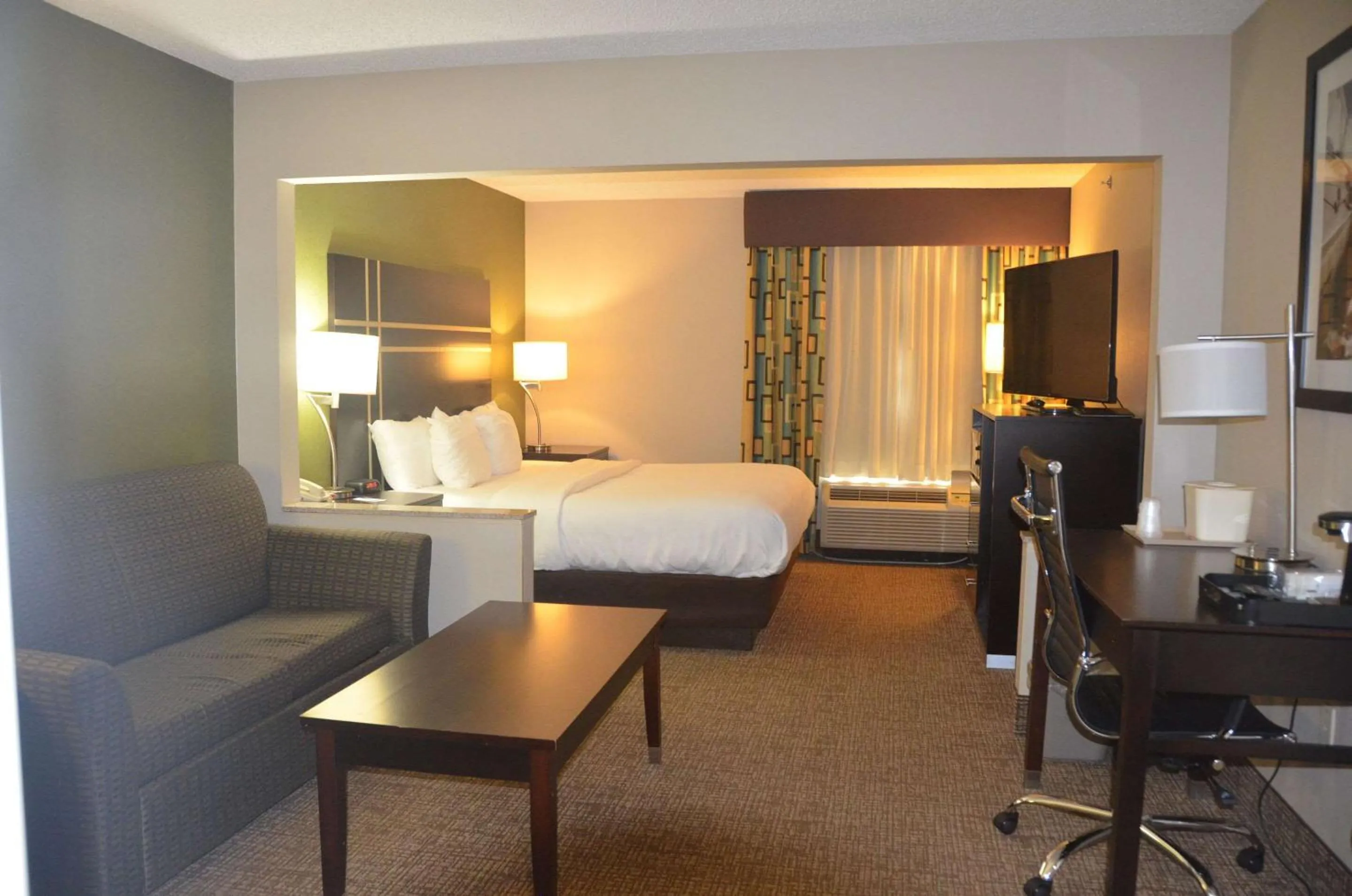 Bedroom, Bed in Comfort Inn & Suites Maumee - Toledo I80-90