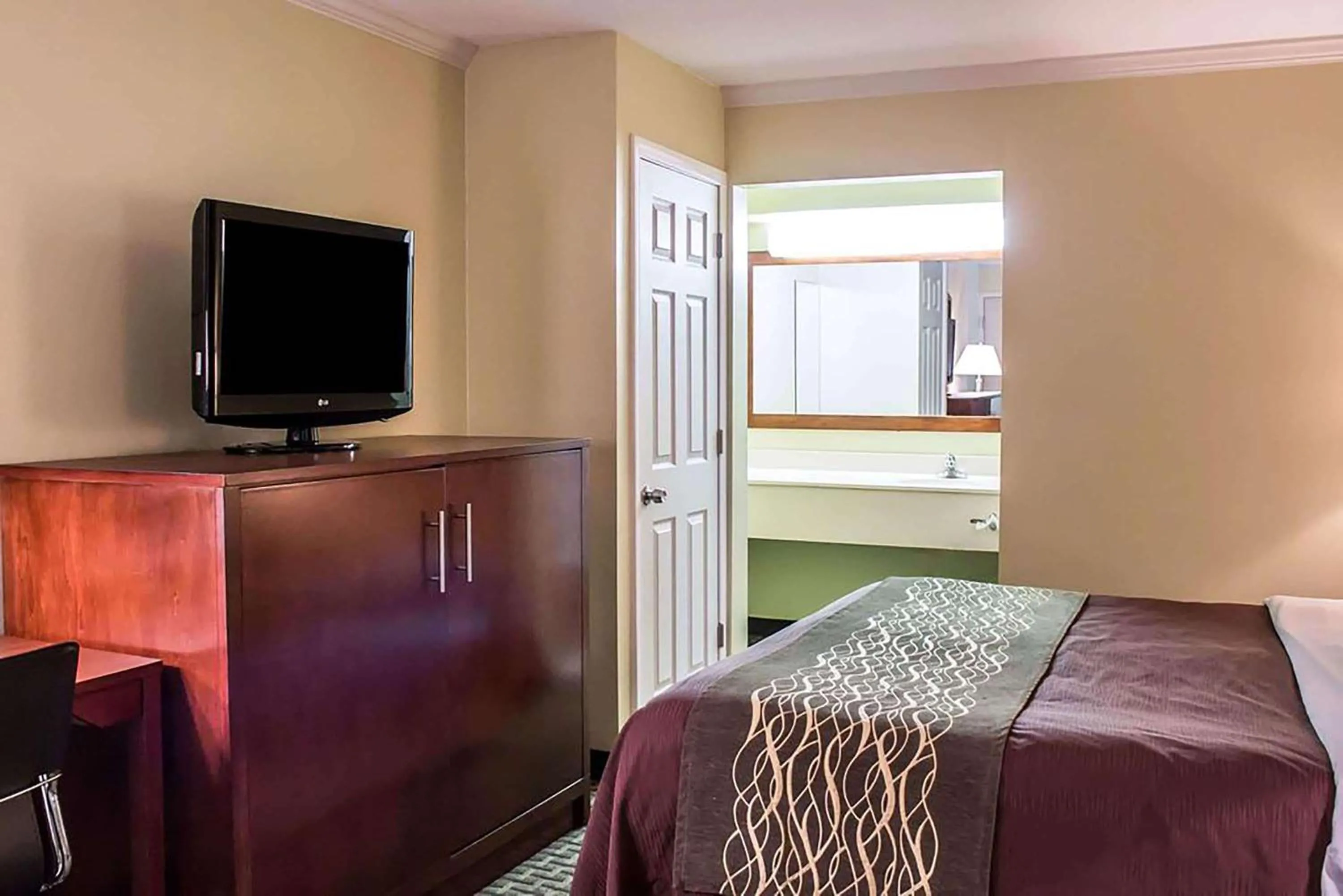 Photo of the whole room, Bed in Days Inn by Wyndham Austintown