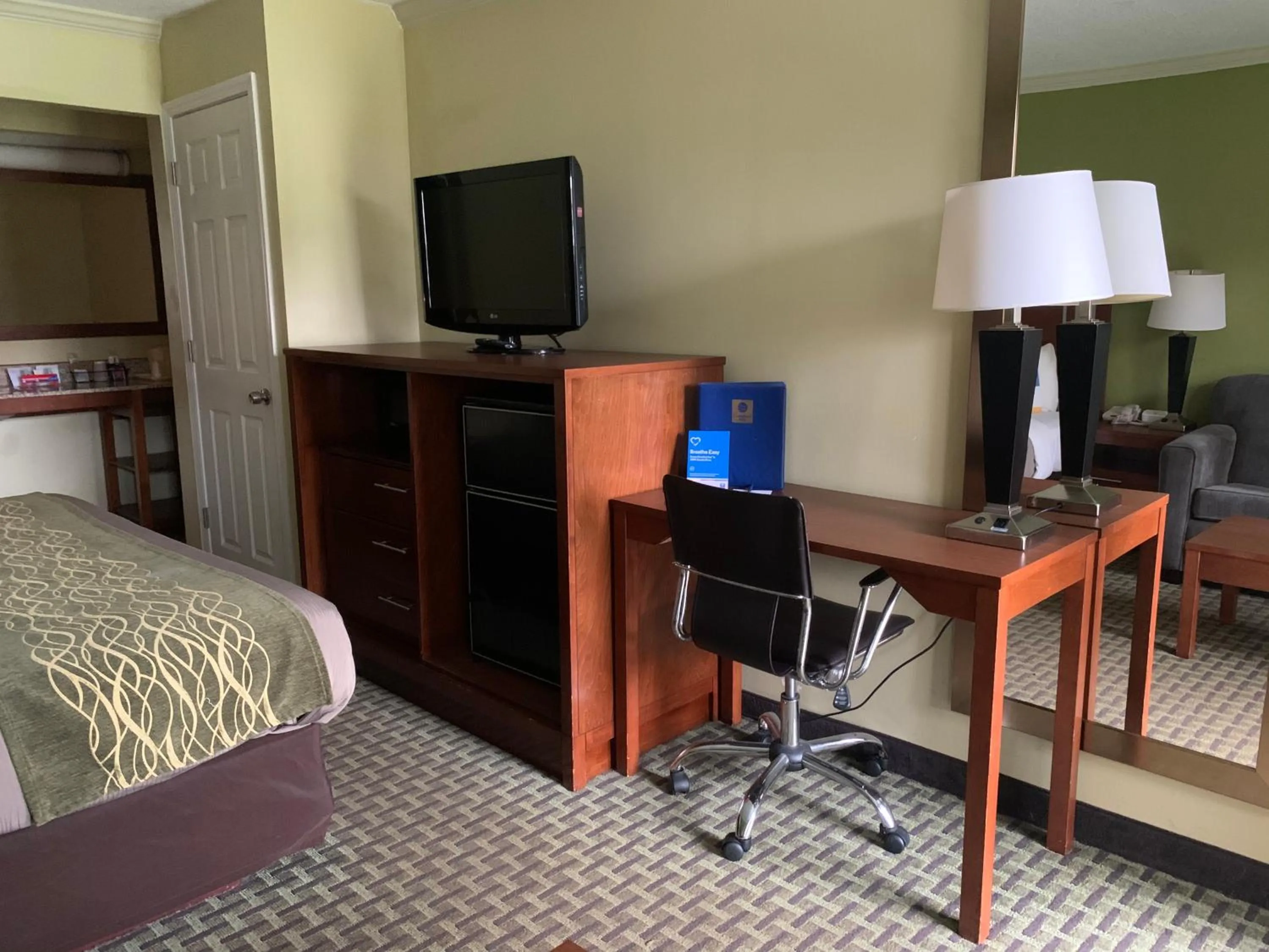 Bed in Days Inn by Wyndham Austintown