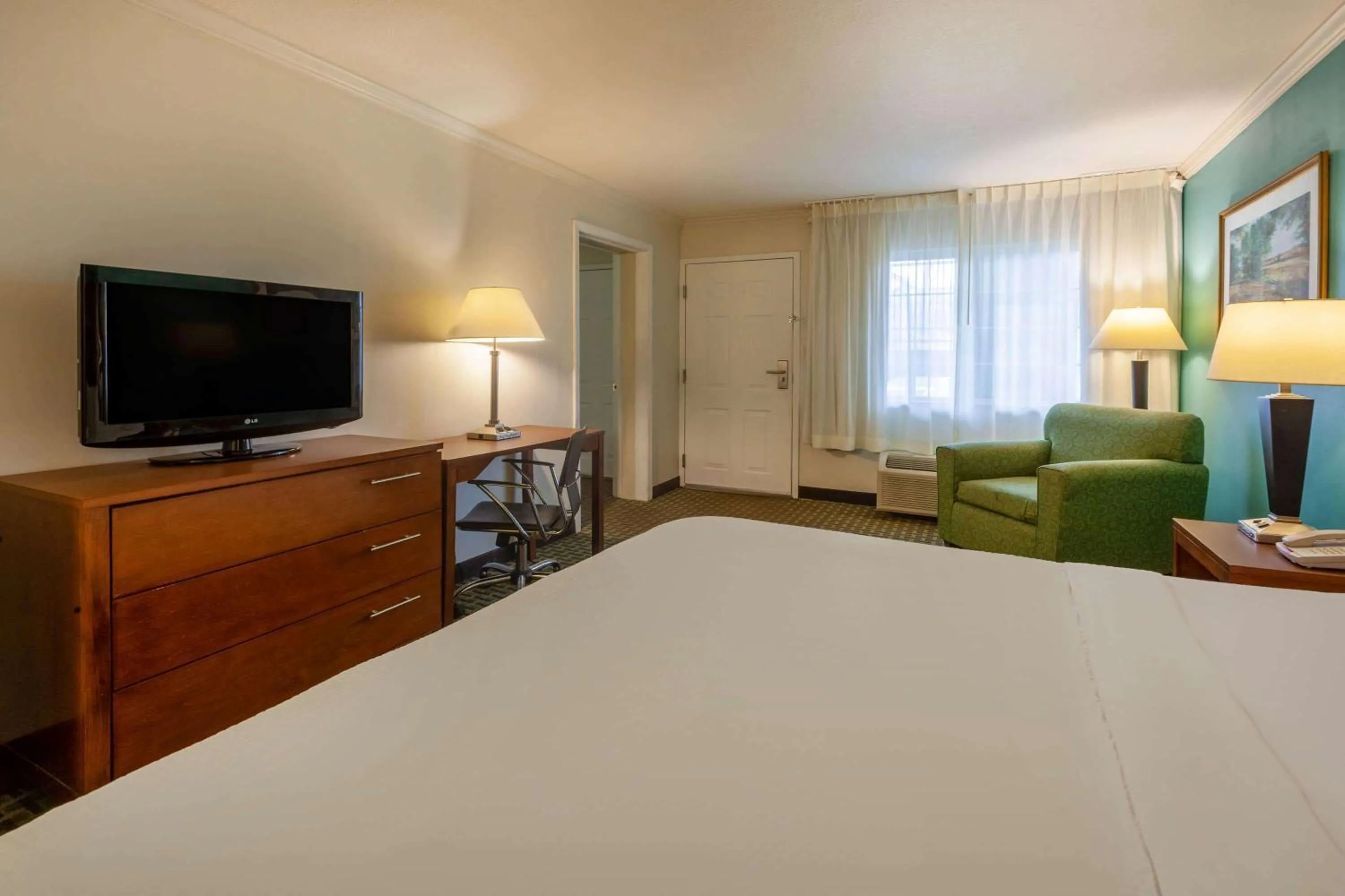 Bedroom, Bed in Days Inn by Wyndham Austintown