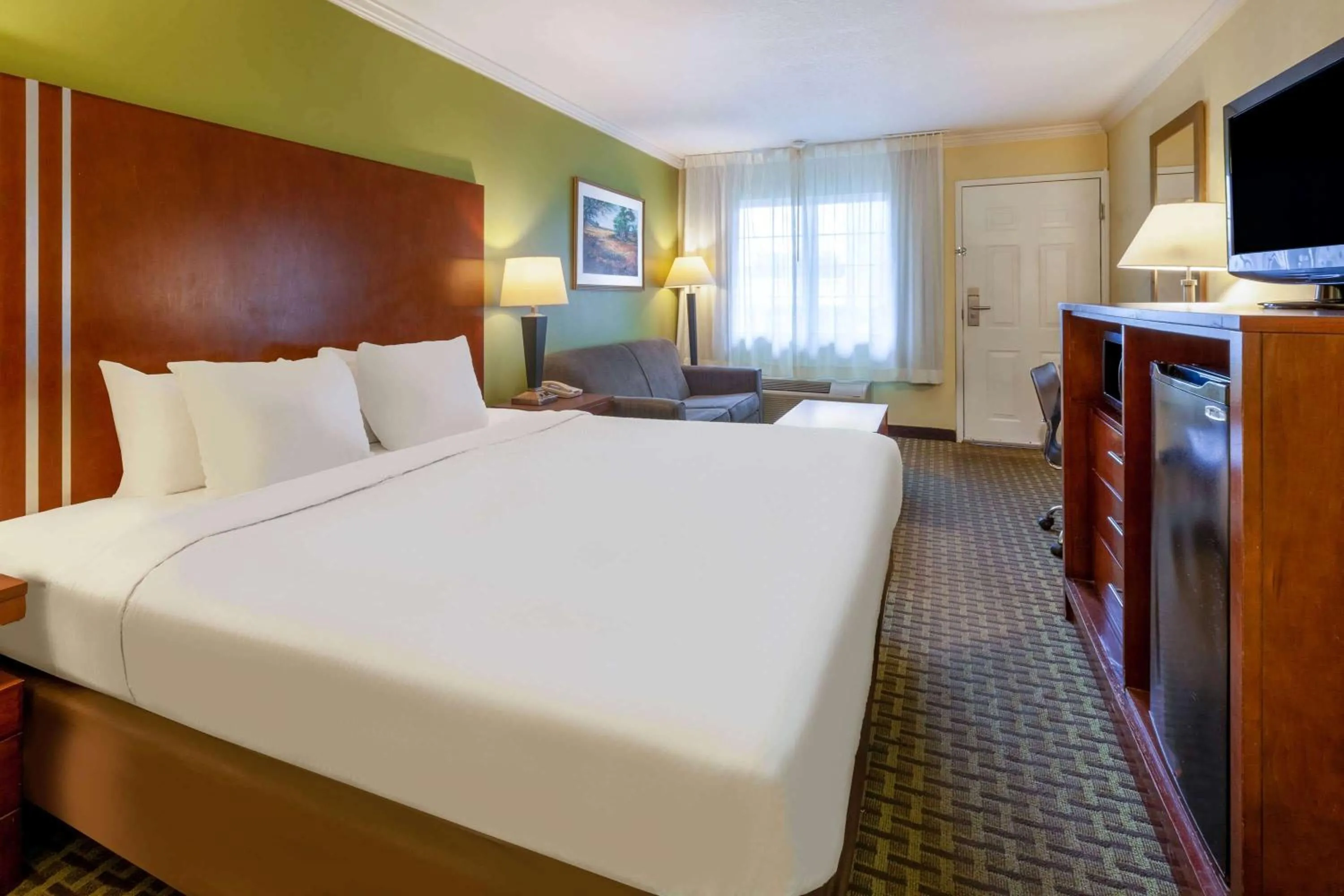 Bedroom, Bed in Days Inn by Wyndham Austintown