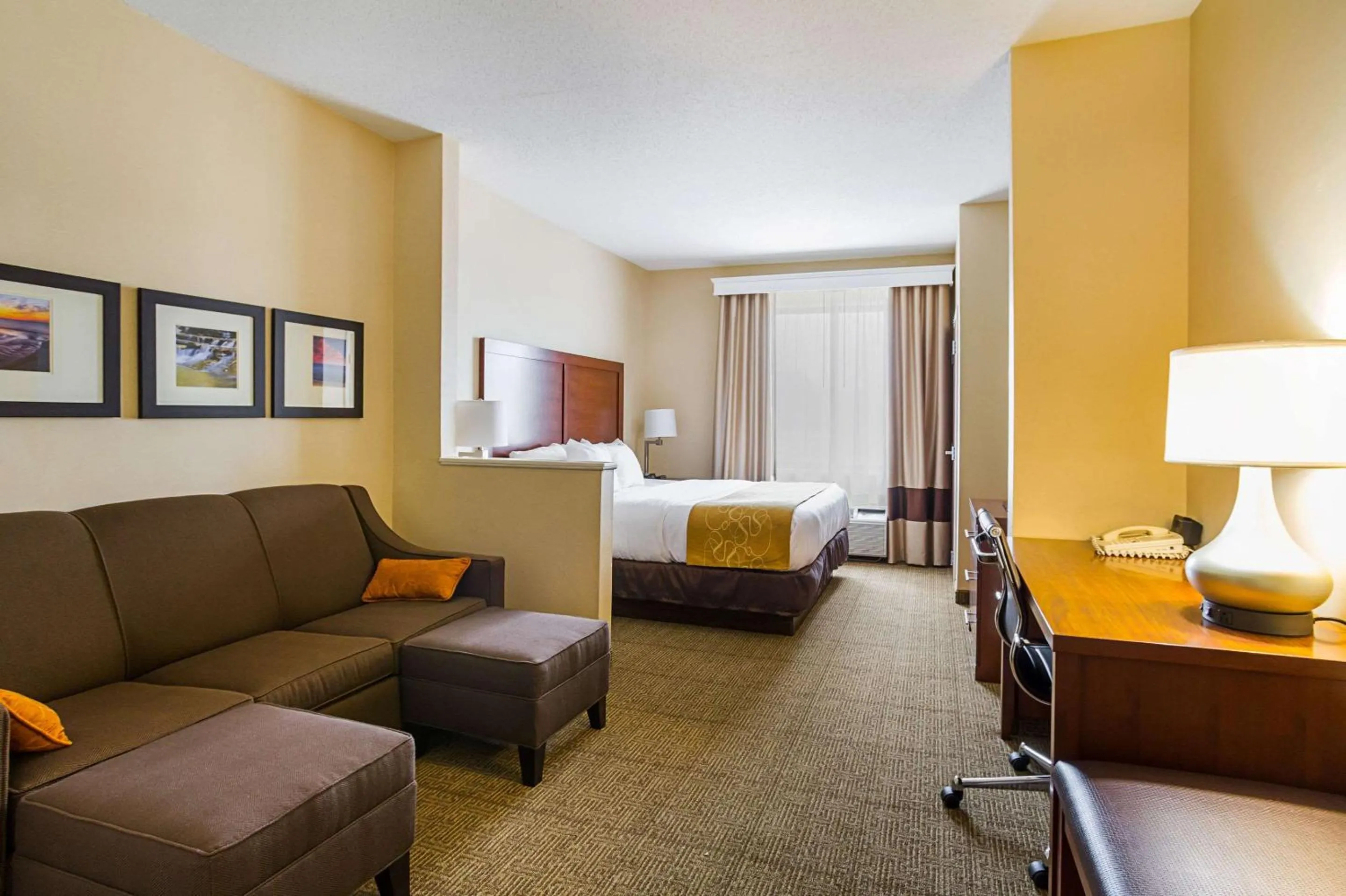 Bedroom, Bed in Comfort Suites Twinsburg