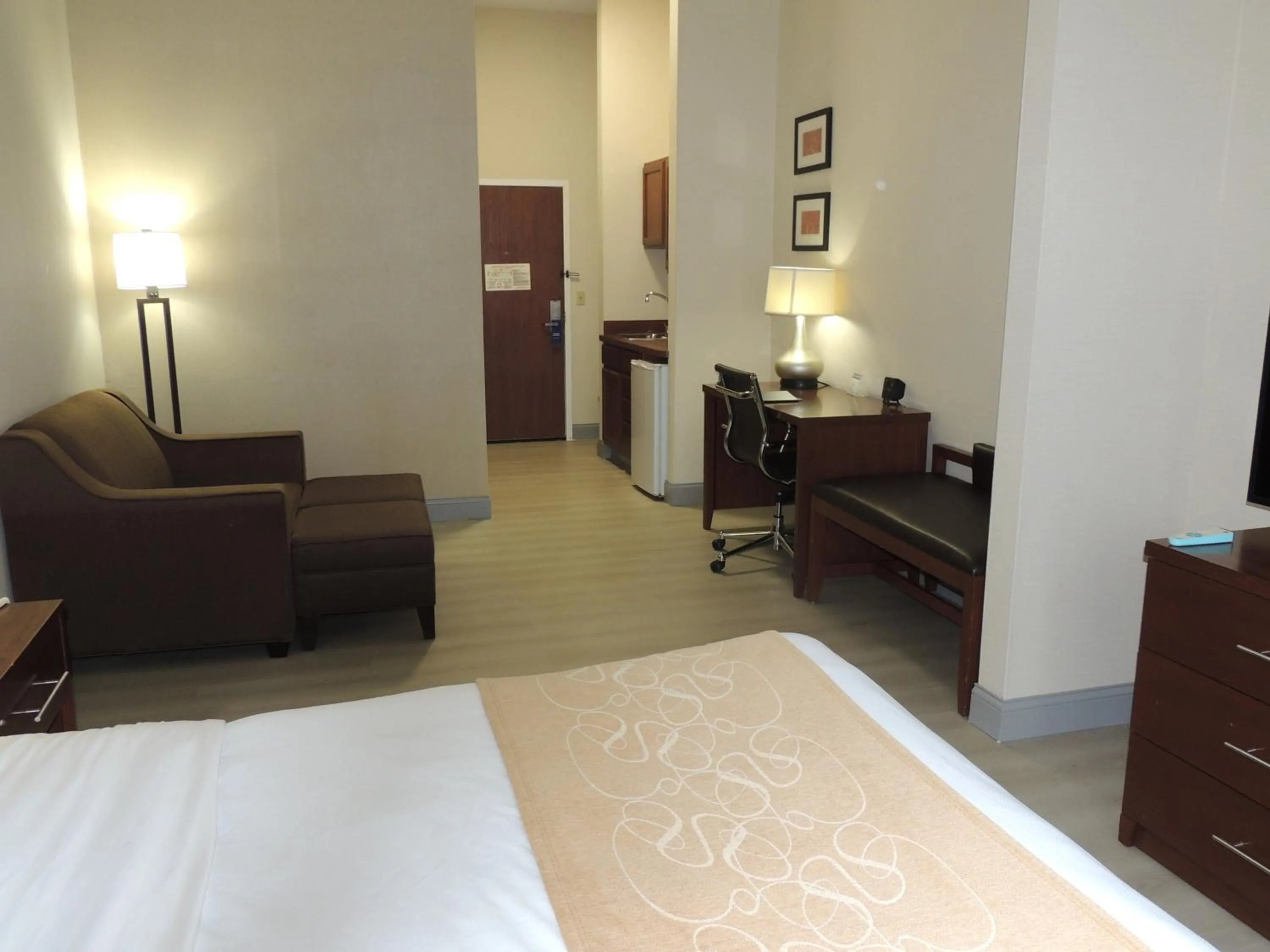 Bed in Comfort Suites Twinsburg