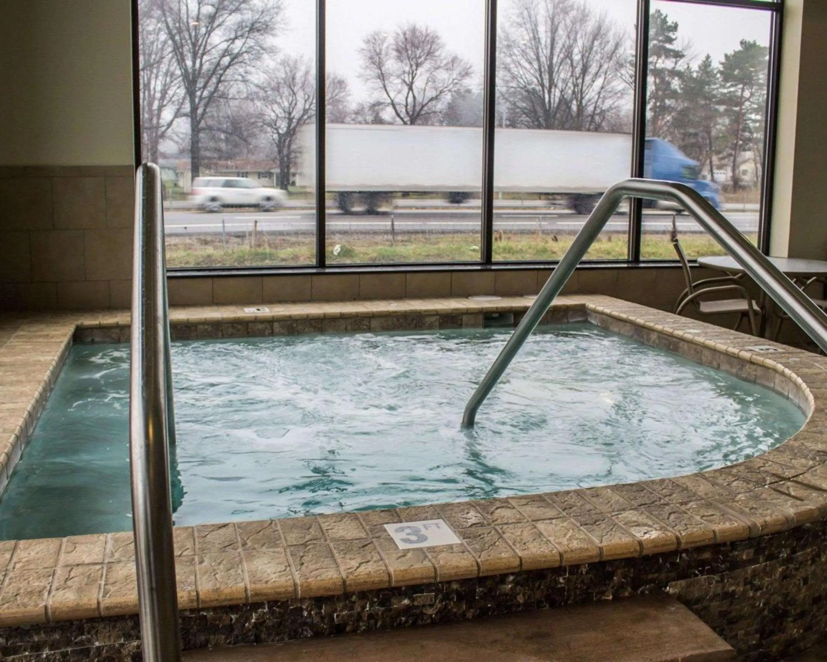 Swimming pool in Comfort Inn & Suites Wadsworth