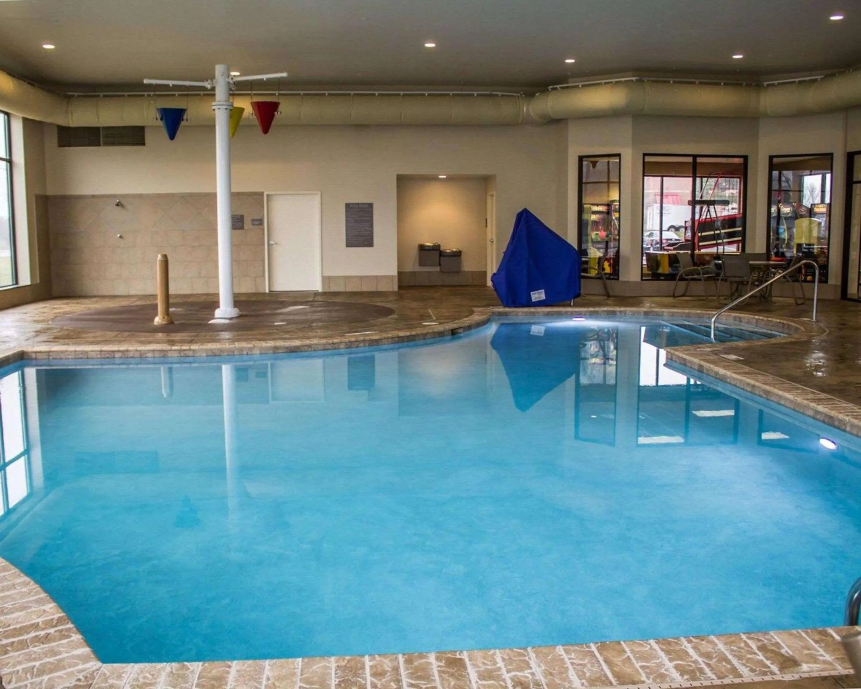 Swimming pool in Comfort Inn & Suites Wadsworth