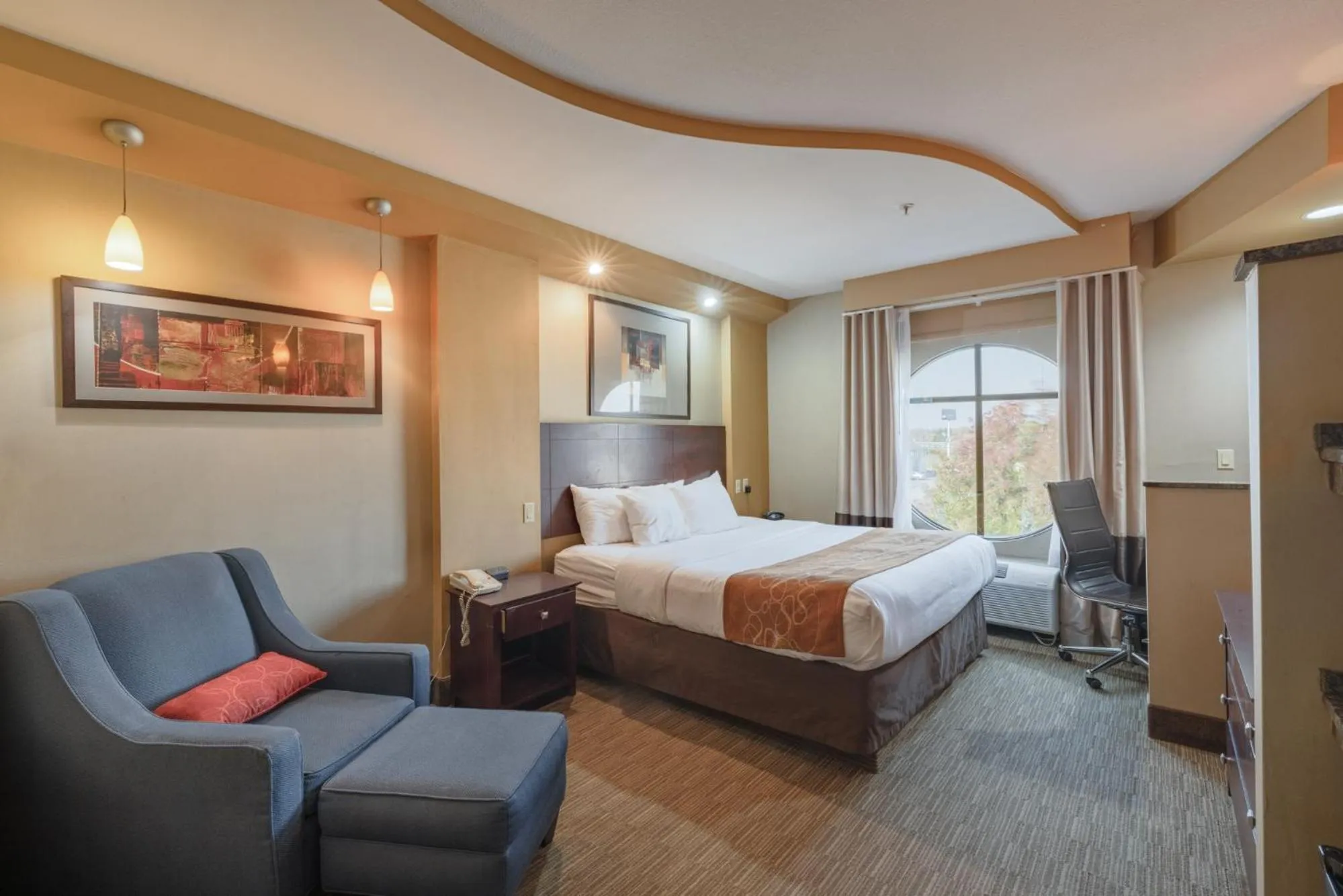 Bed in Comfort Suites Perrysburg - Toledo South