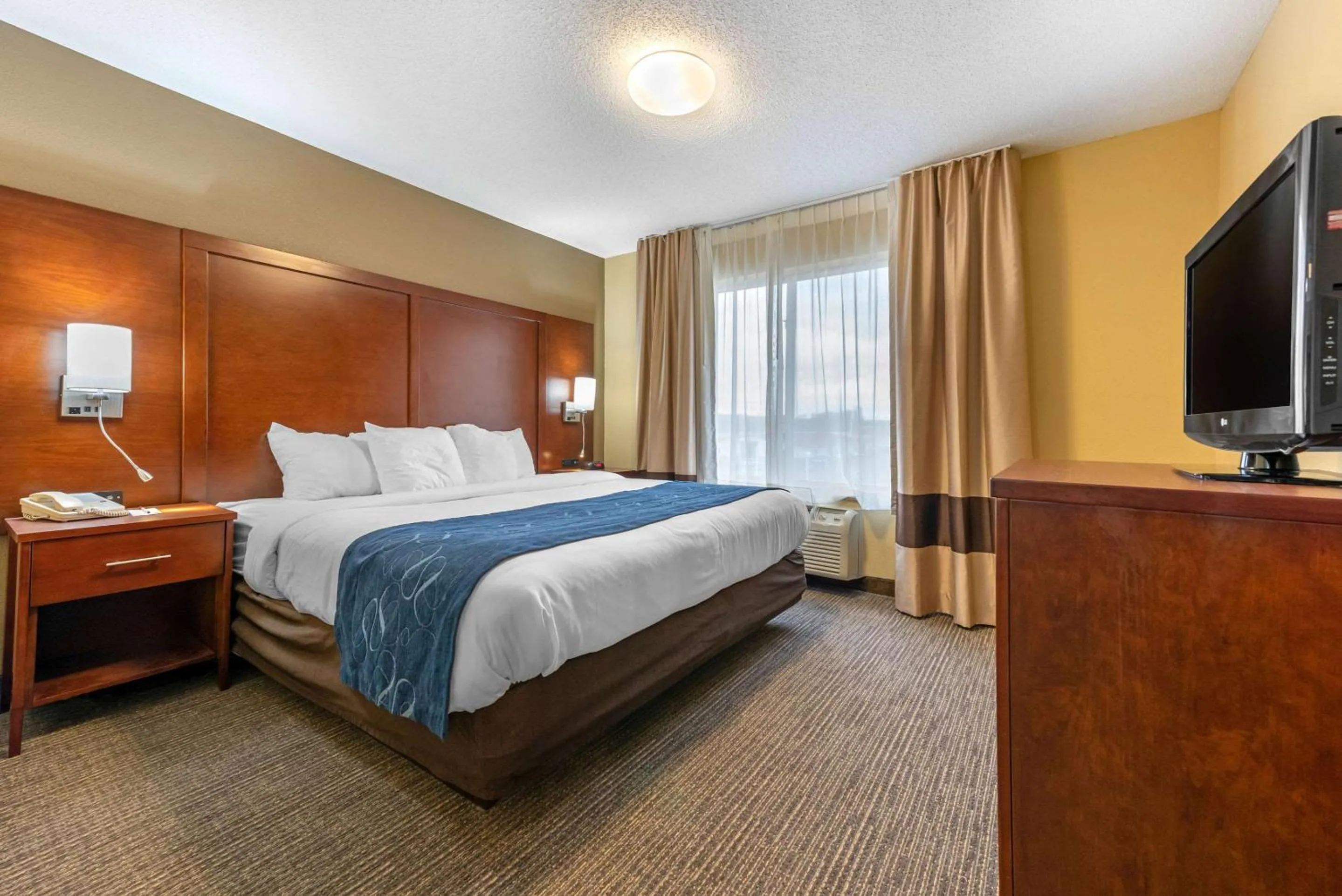 Photo of the whole room, Bed in Comfort Suites Findlay I-75 near Sports Complex