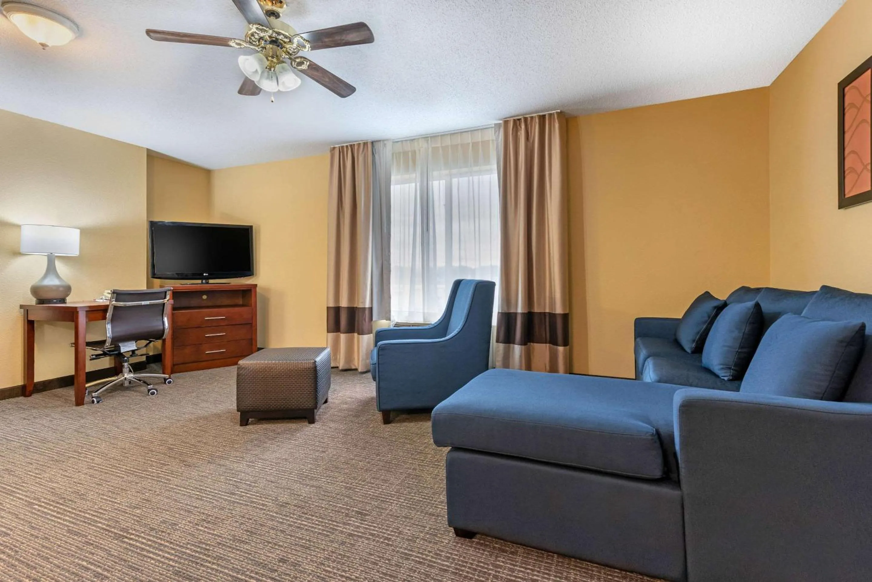 Photo of the whole room in Comfort Suites Findlay I-75 near Sports Complex