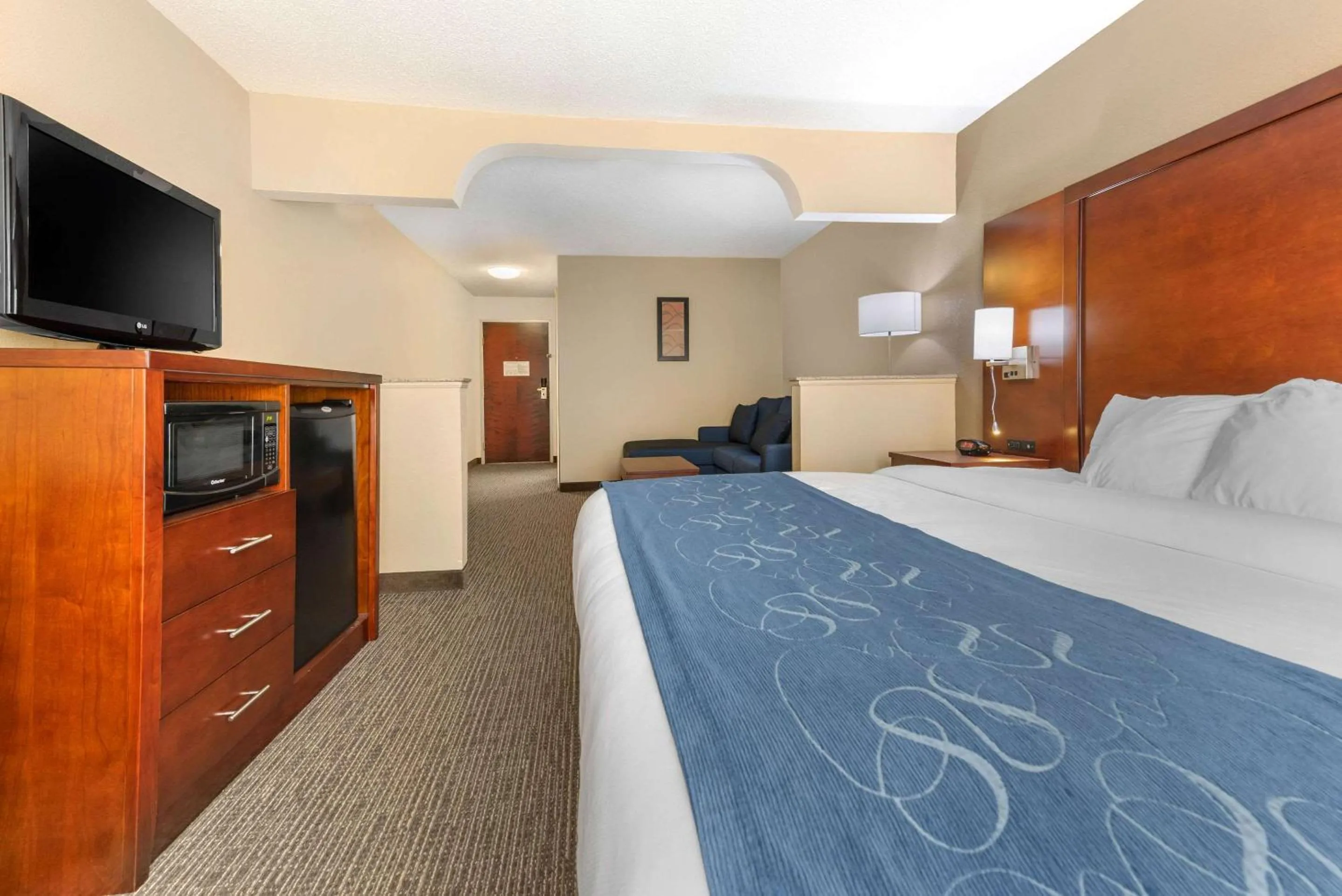 Photo of the whole room, Bed in Comfort Suites Findlay I-75 near Sports Complex
