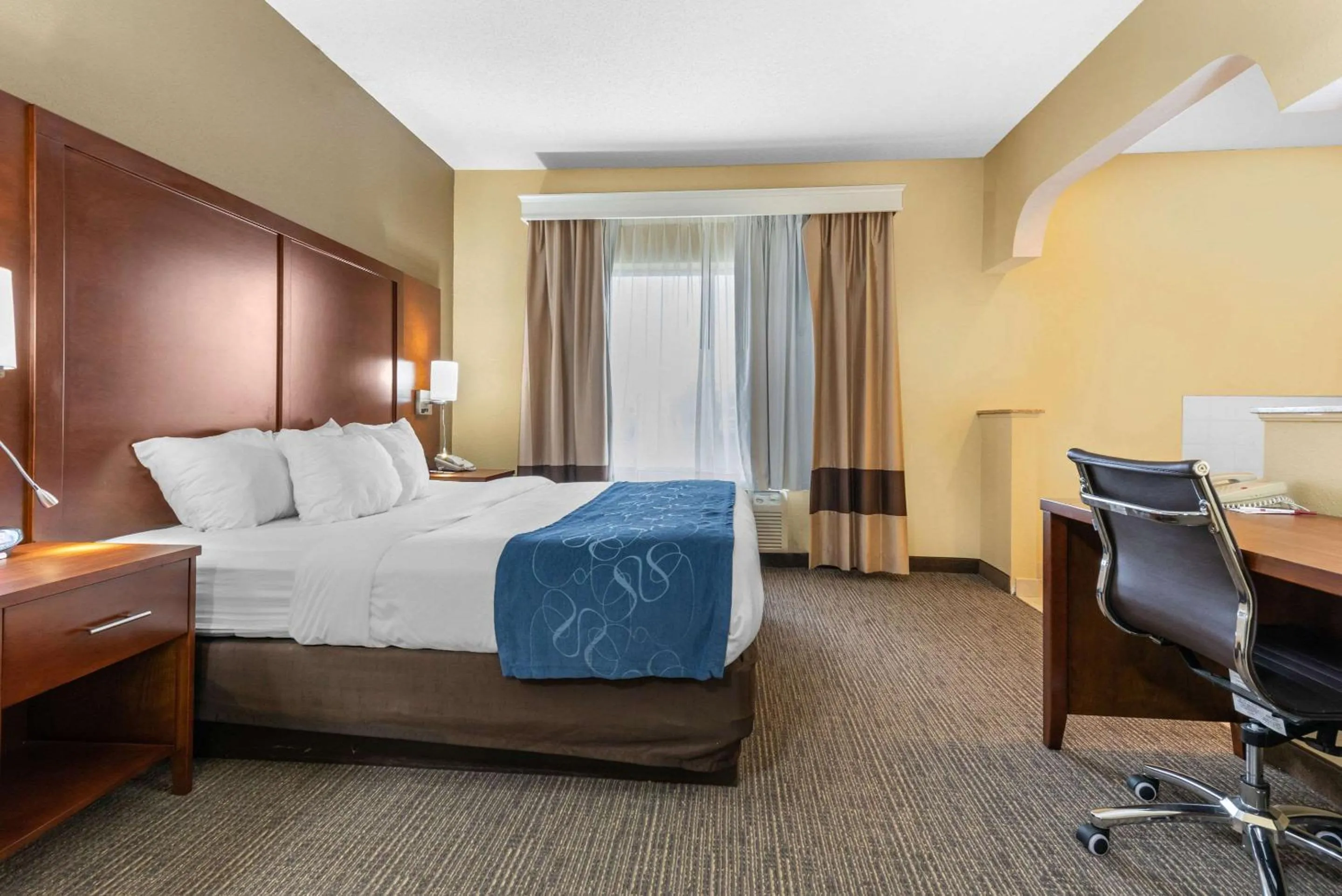 Photo of the whole room, Bed in Comfort Suites Findlay I-75 near Sports Complex