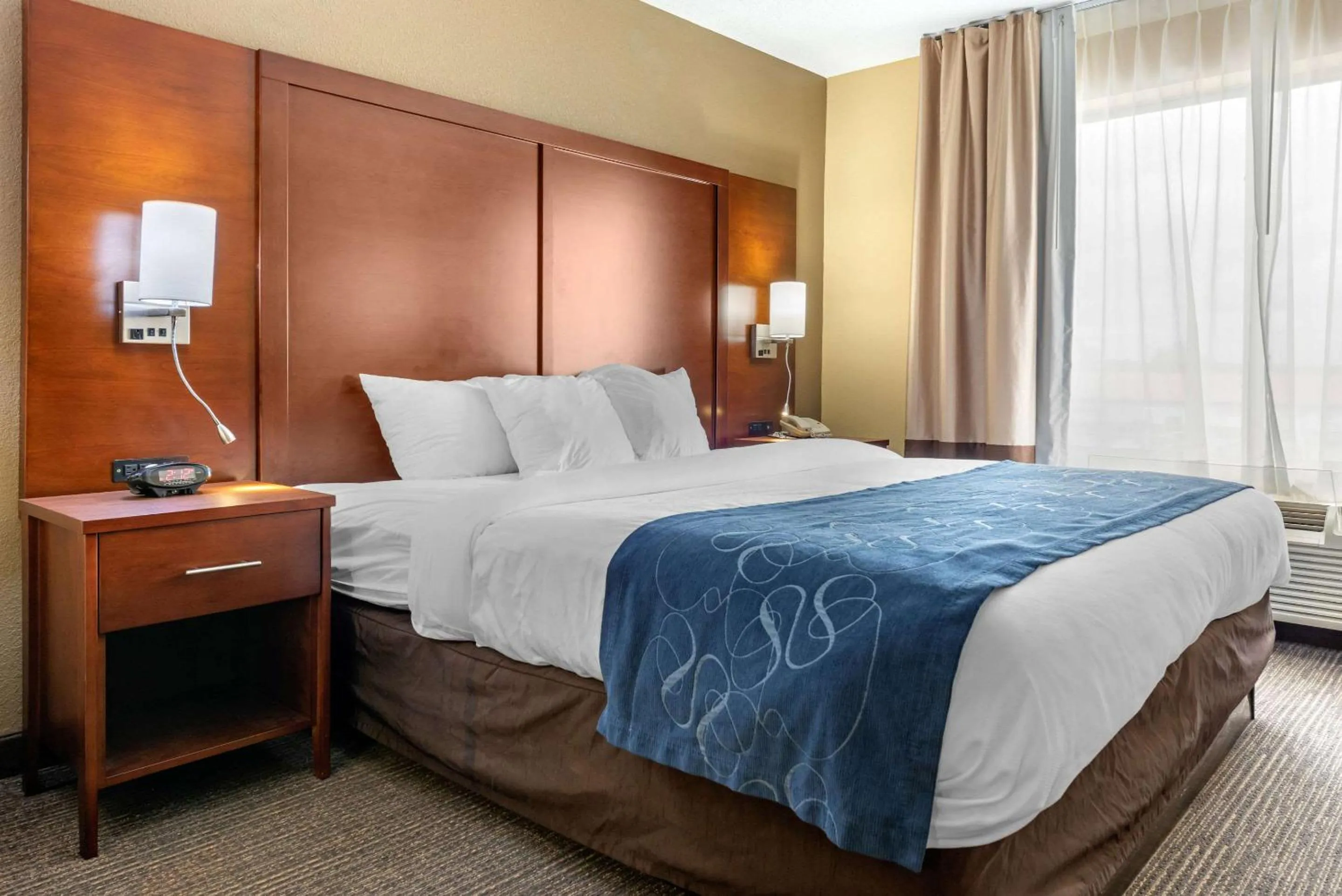 Photo of the whole room, Bed in Comfort Suites Findlay I-75 near Sports Complex