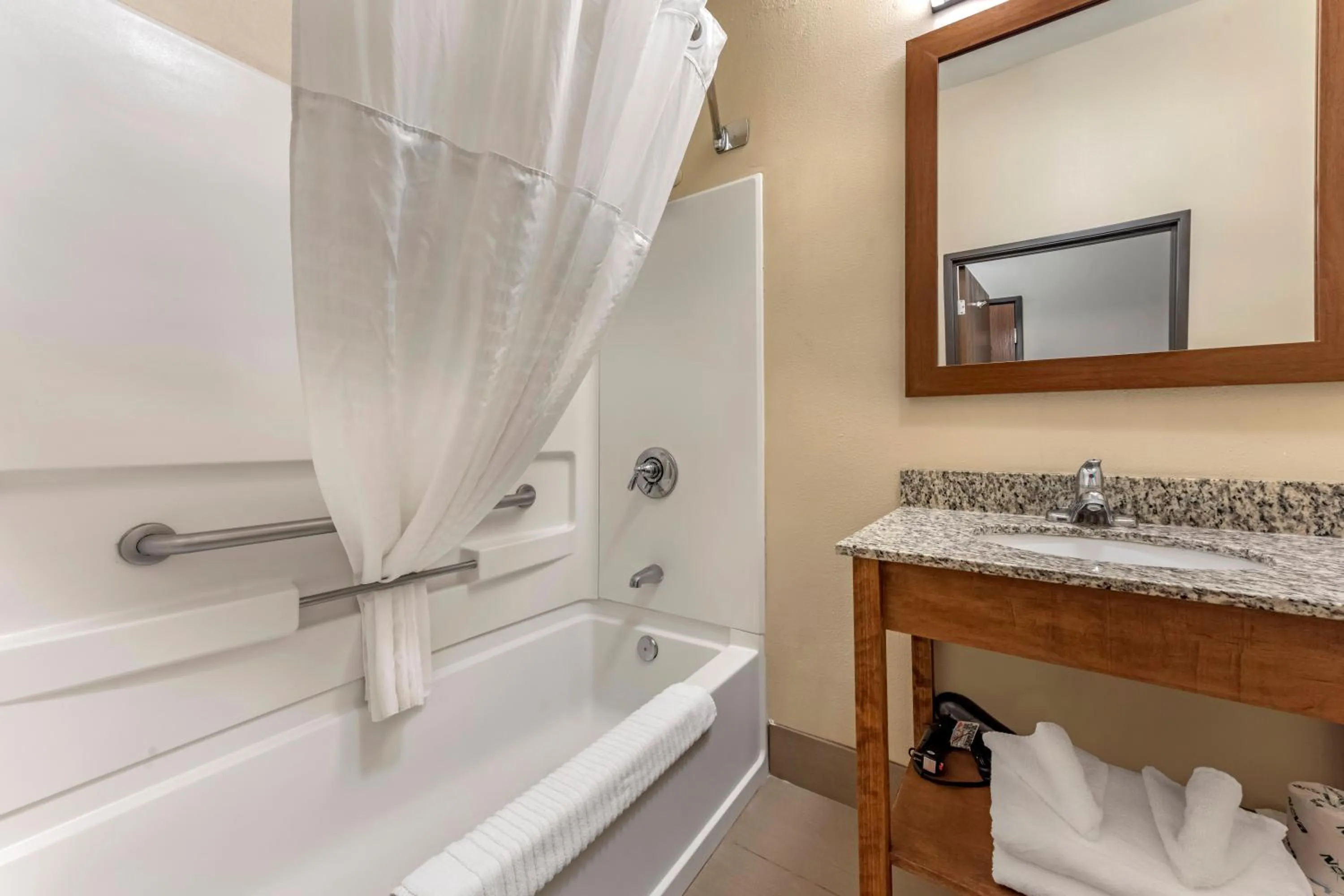 Bathroom in Comfort Inn & Suites Streetsboro - Kent