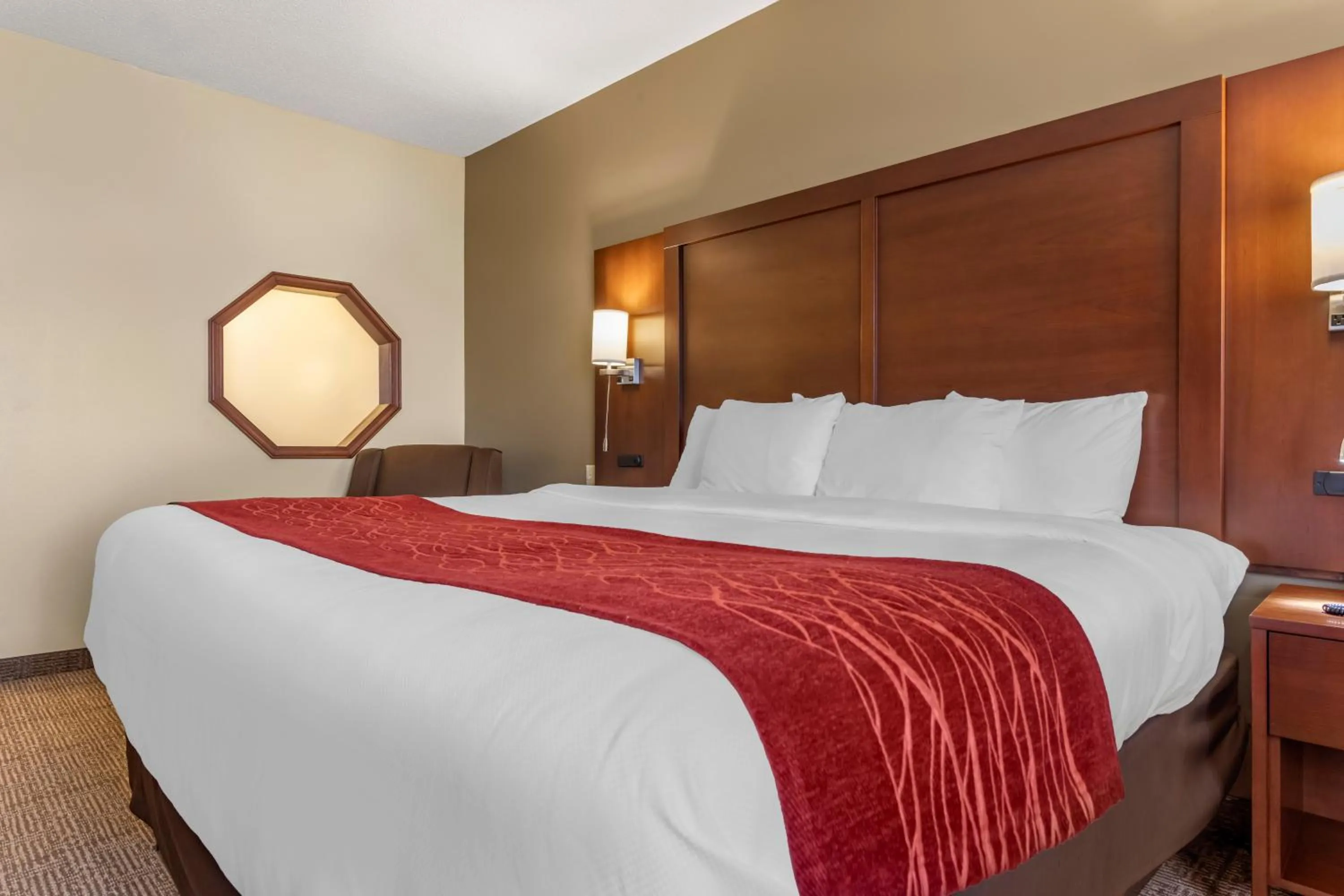 Bed in Comfort Inn & Suites Streetsboro - Kent