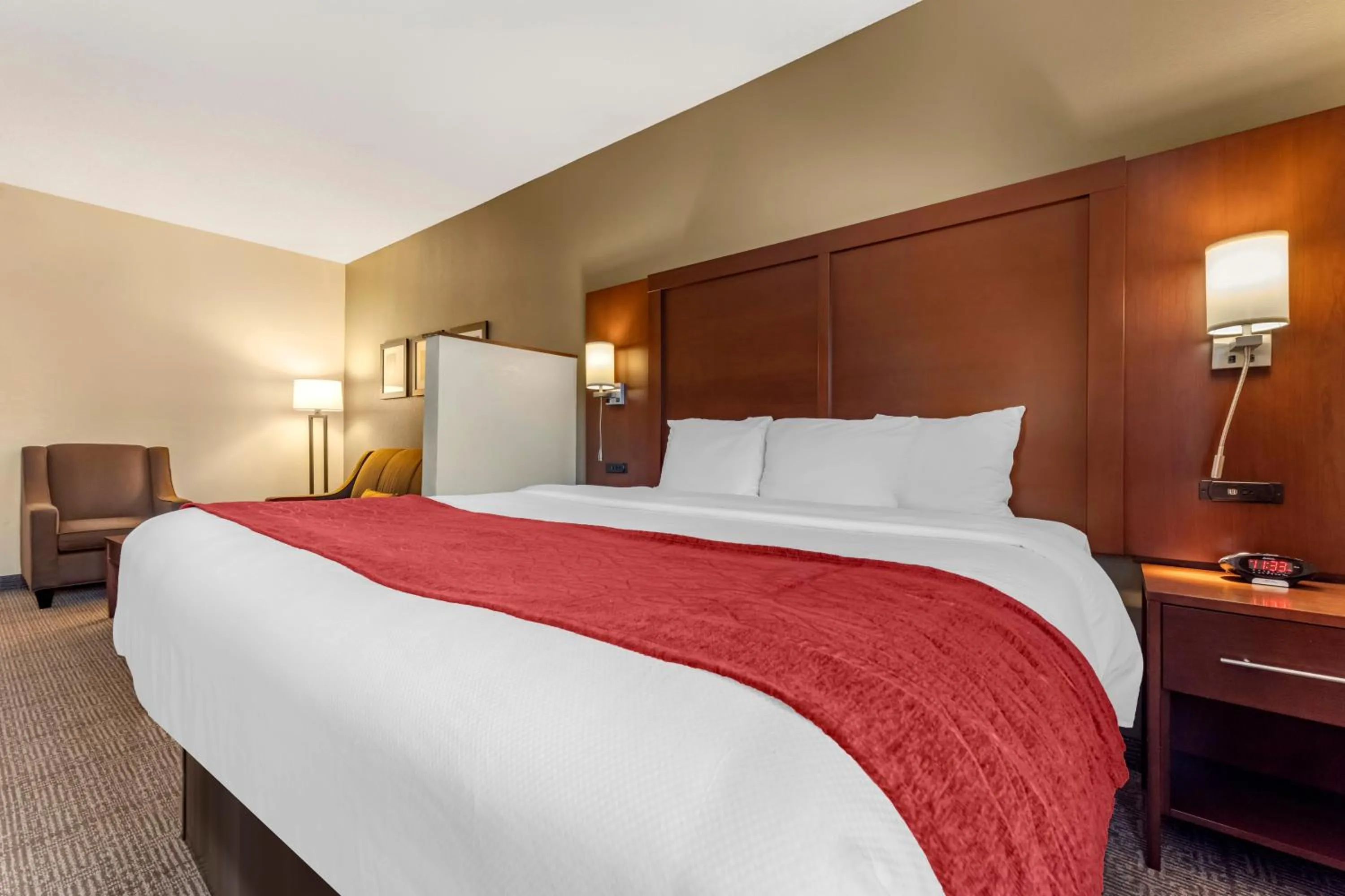 Bed in Comfort Inn & Suites Streetsboro - Kent