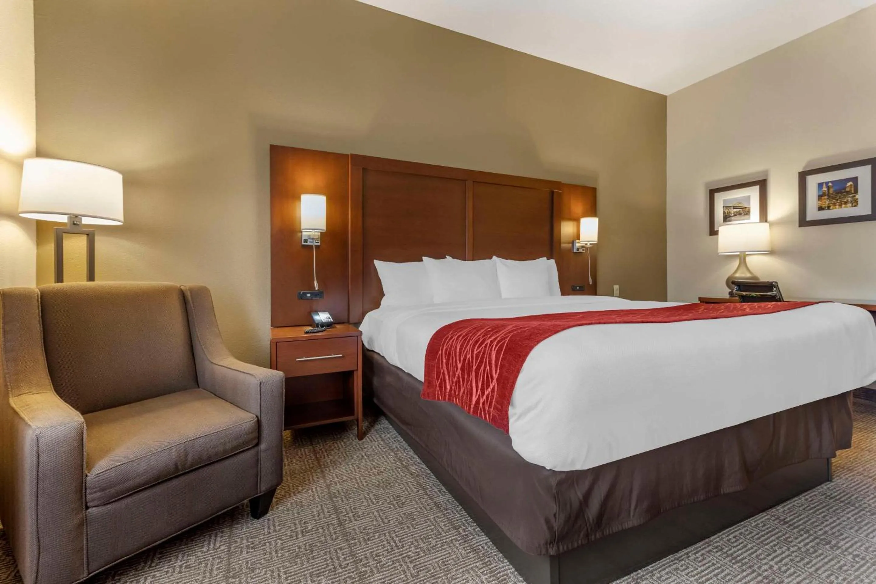 Bedroom, Bed in Comfort Inn & Suites Streetsboro - Kent