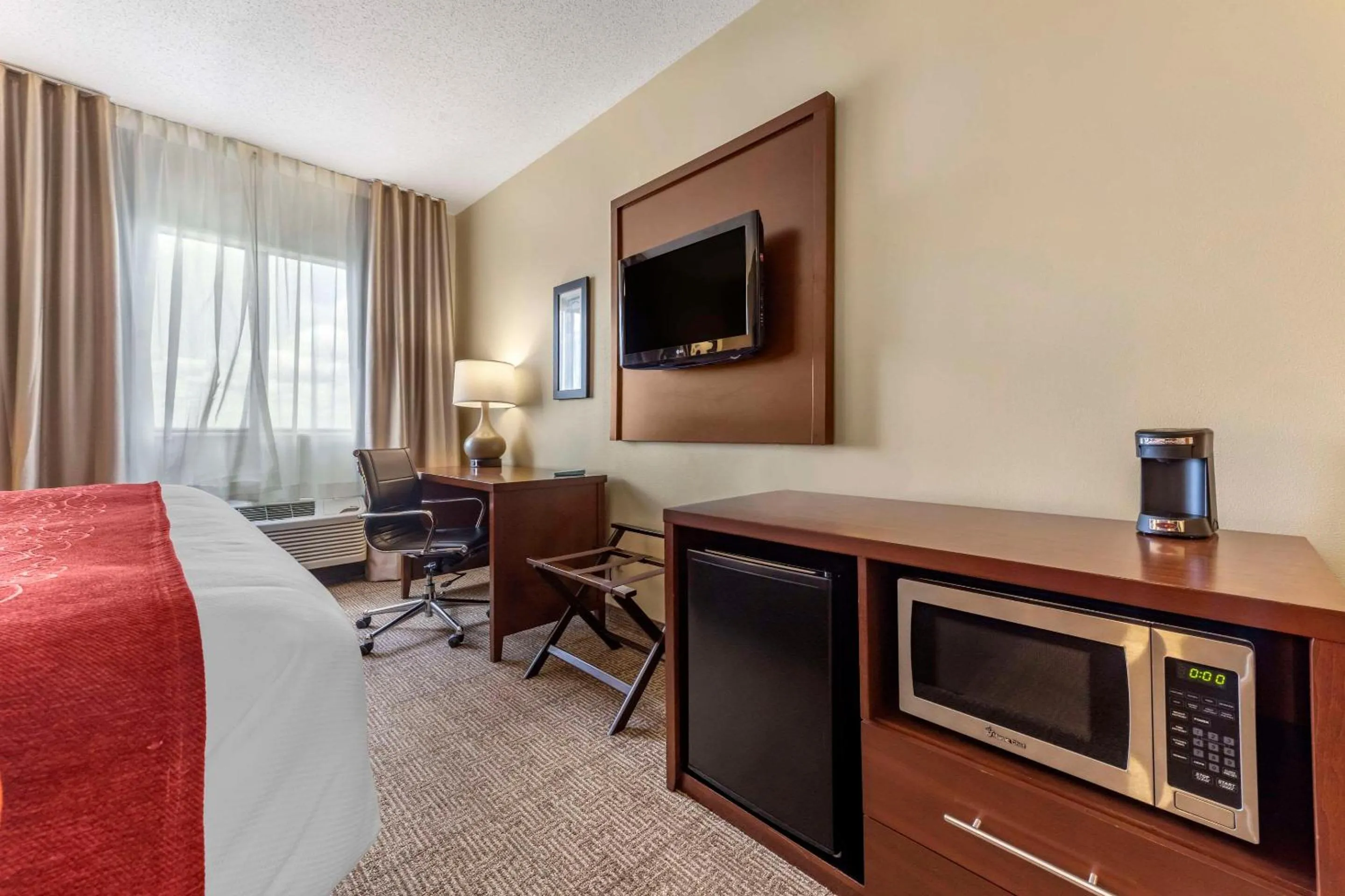 Bedroom in Comfort Inn & Suites Streetsboro - Kent