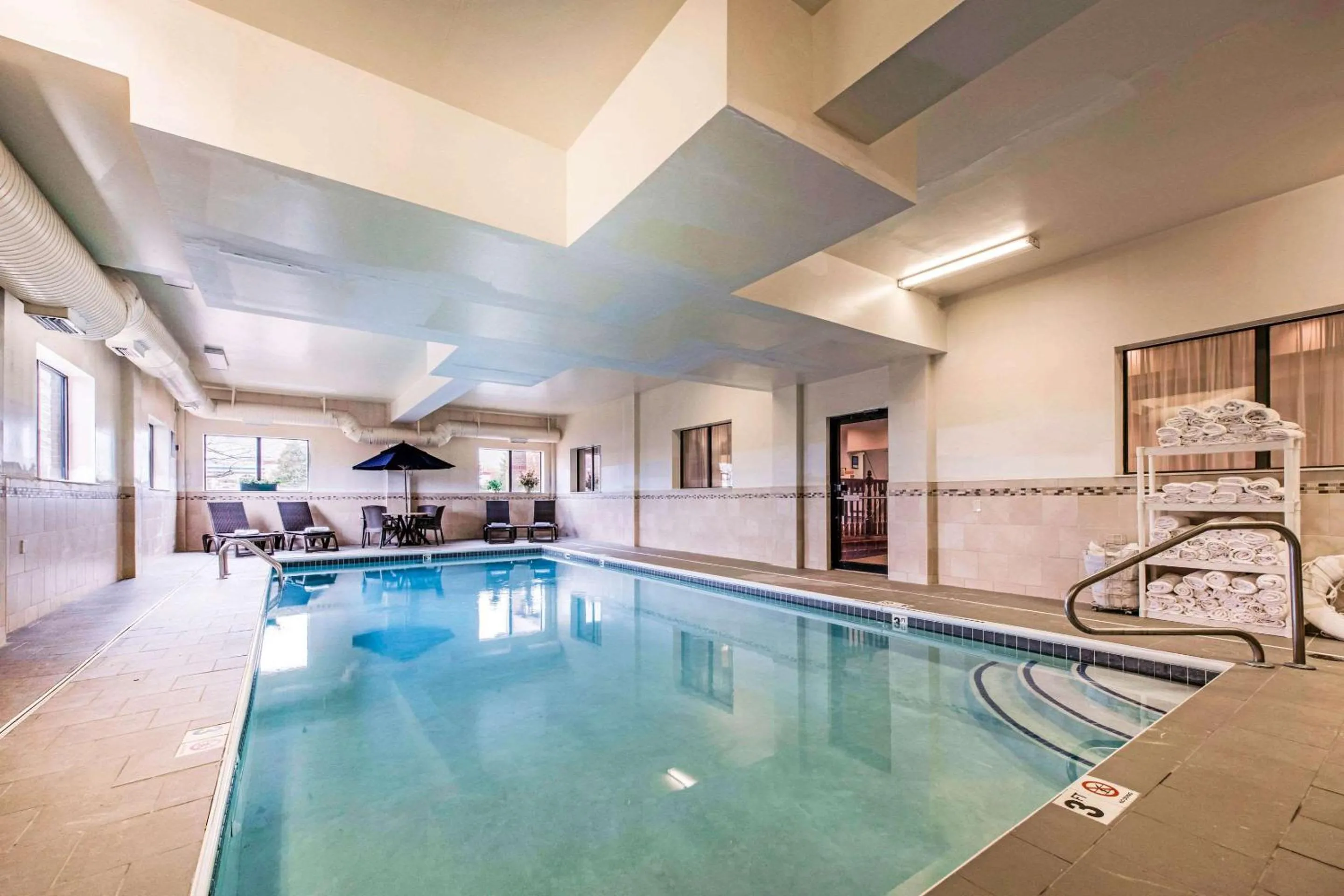 Swimming pool in Comfort Inn & Suites Streetsboro - Kent