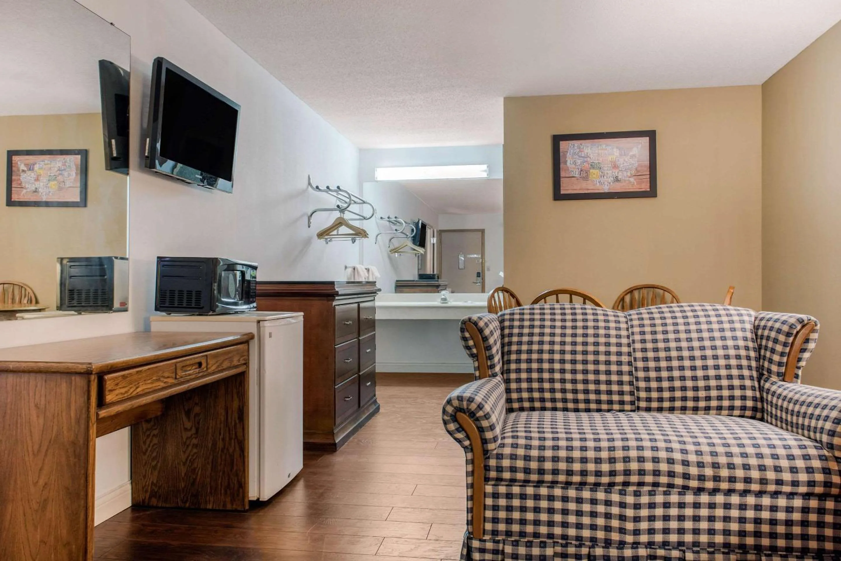 Photo of the whole room in Econo Lodge Holland - Toledo