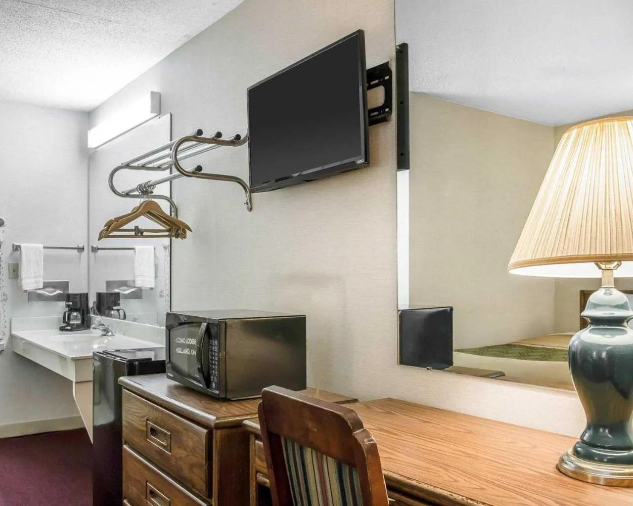 minibar in Econo Lodge Holland - Toledo