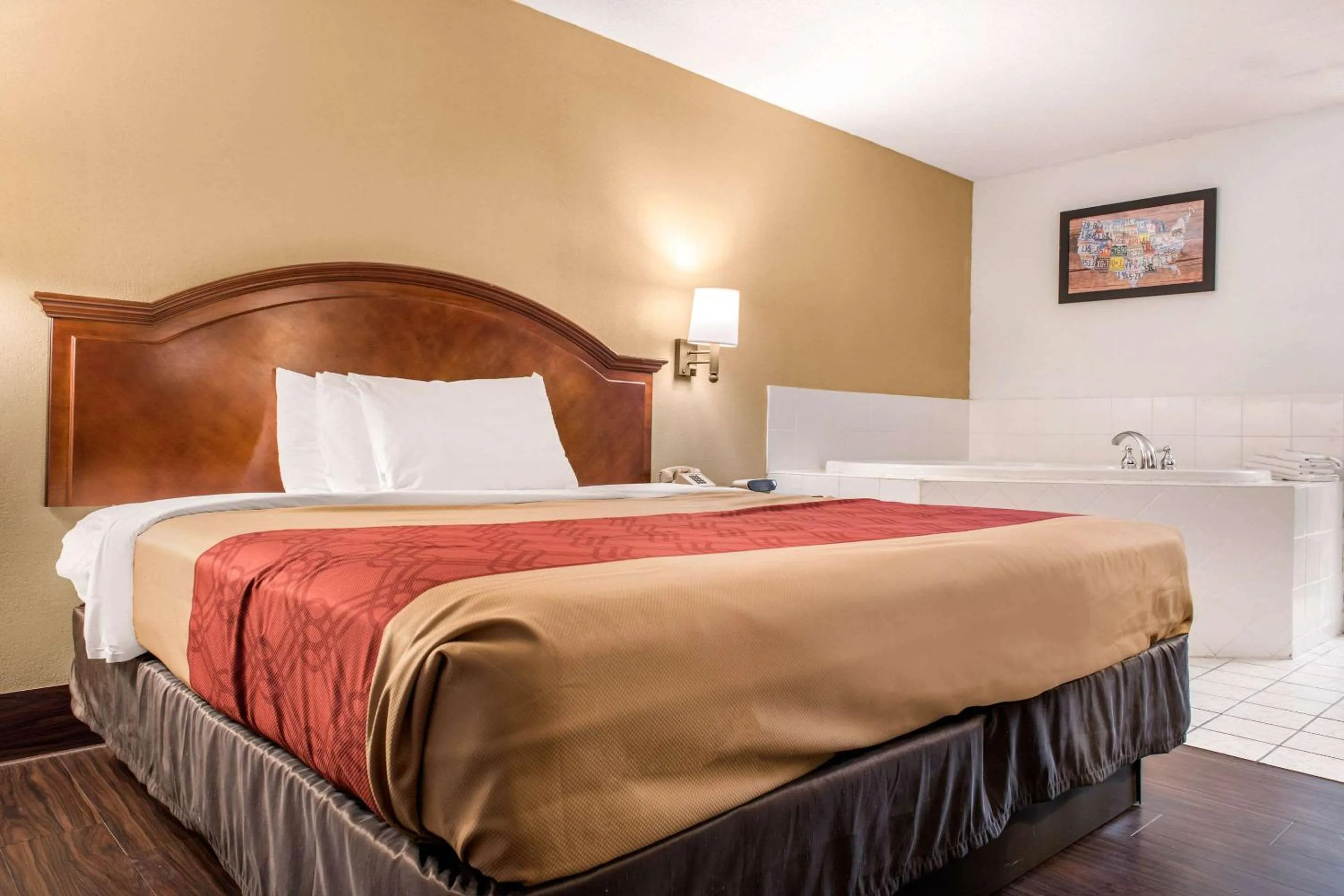 Photo of the whole room, Bed in Econo Lodge Holland - Toledo