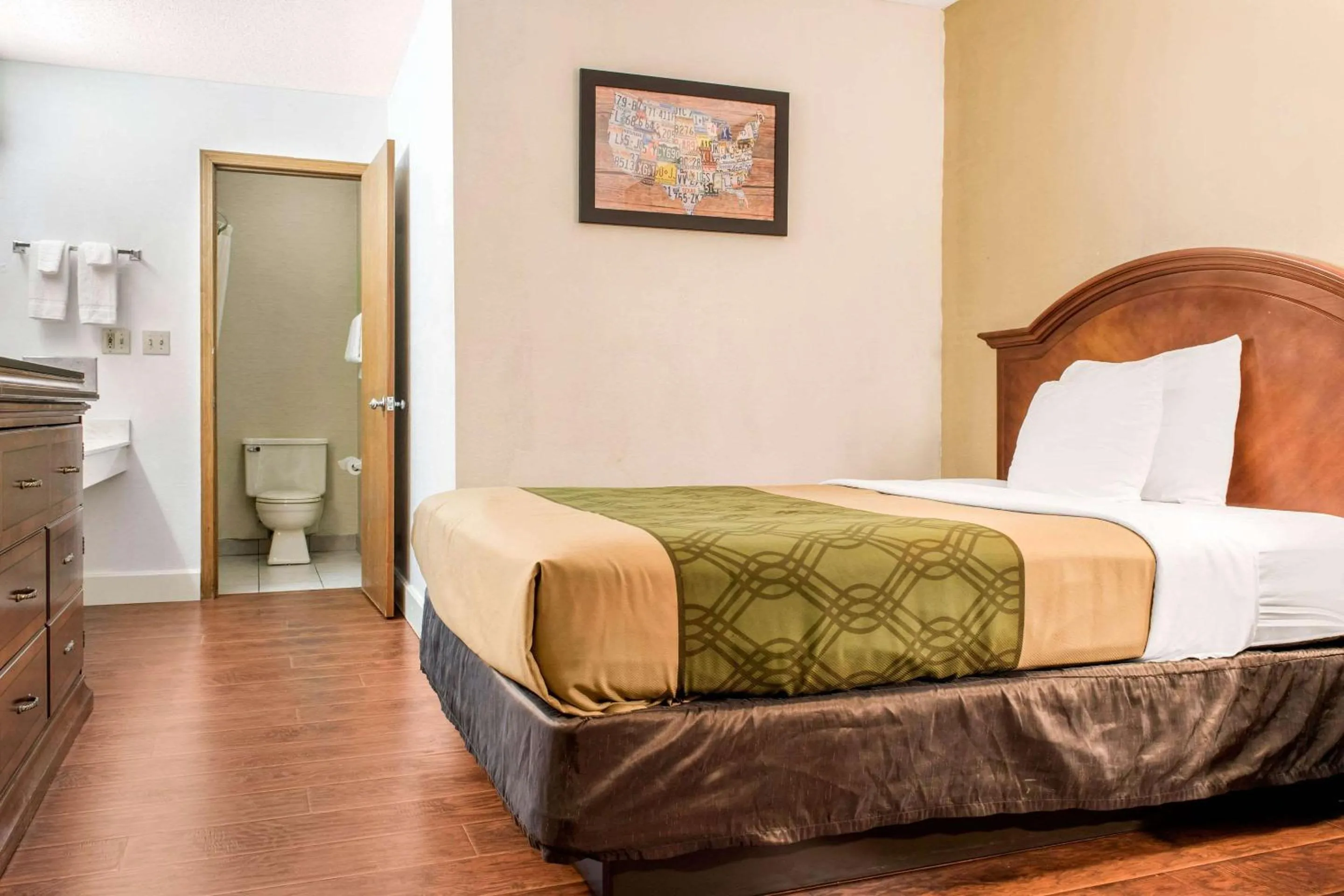 Photo of the whole room, Bed in Econo Lodge Holland - Toledo