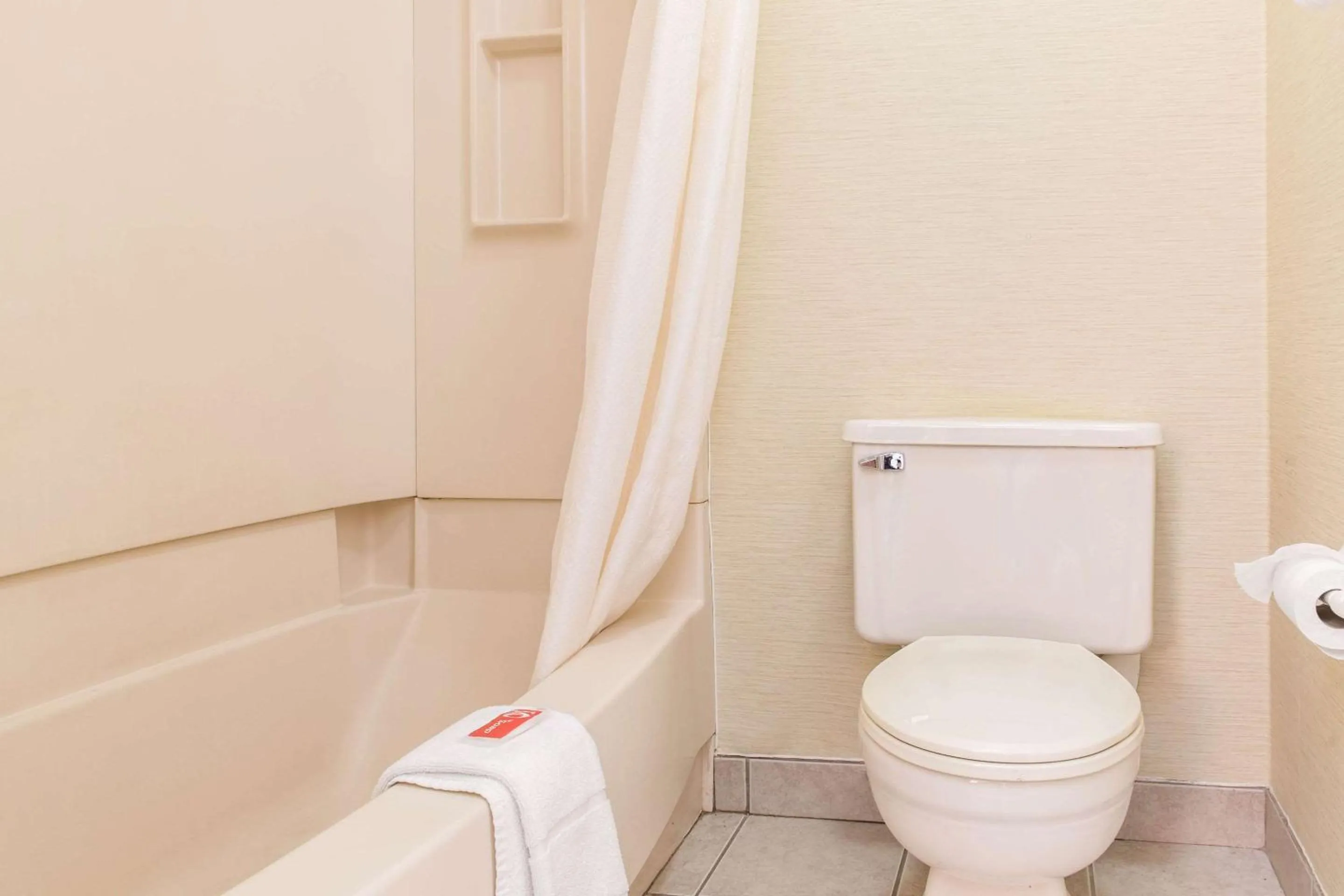 Bathroom in Econo Lodge Holland - Toledo