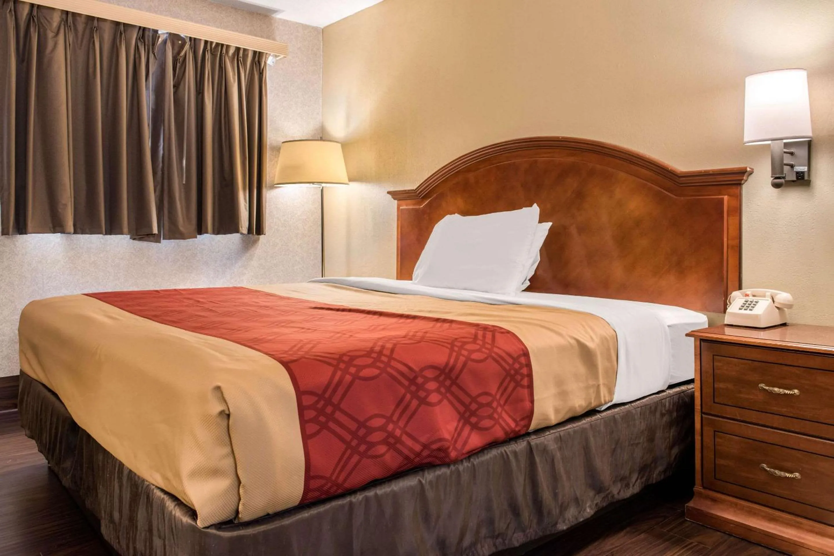 Photo of the whole room, Bed in Econo Lodge Holland - Toledo