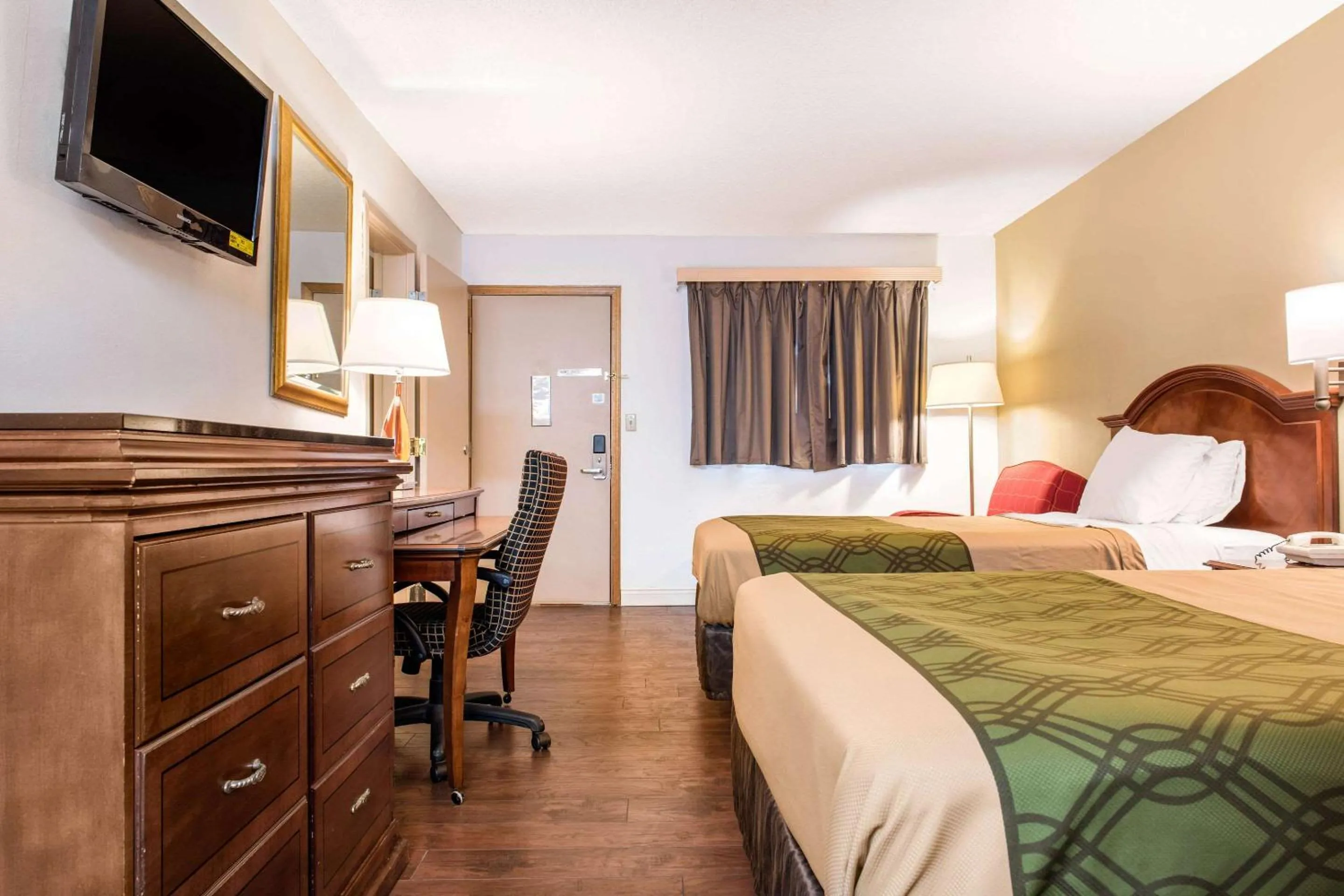 Photo of the whole room, Bed in Econo Lodge Holland - Toledo