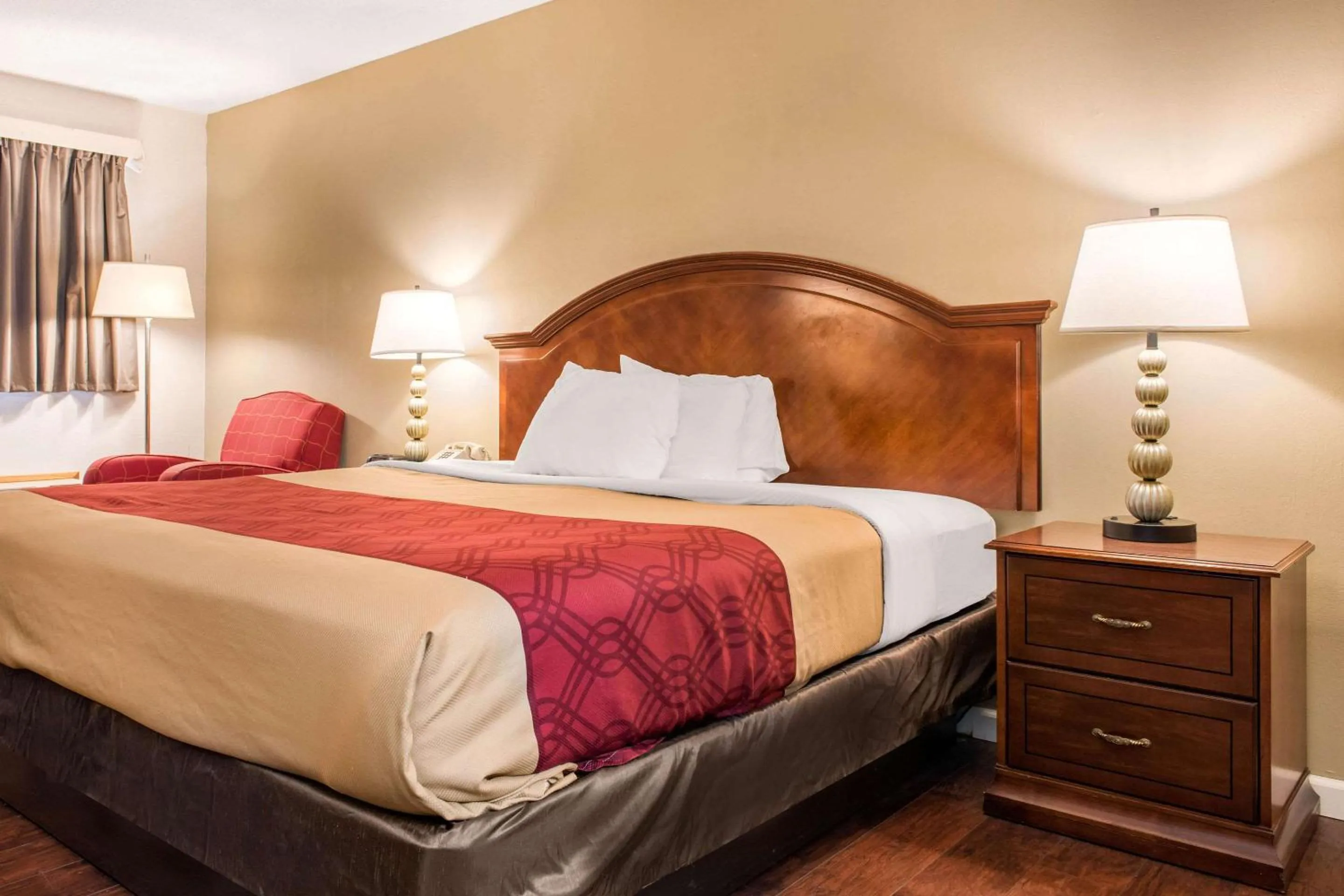 Photo of the whole room, Bed in Econo Lodge Holland - Toledo