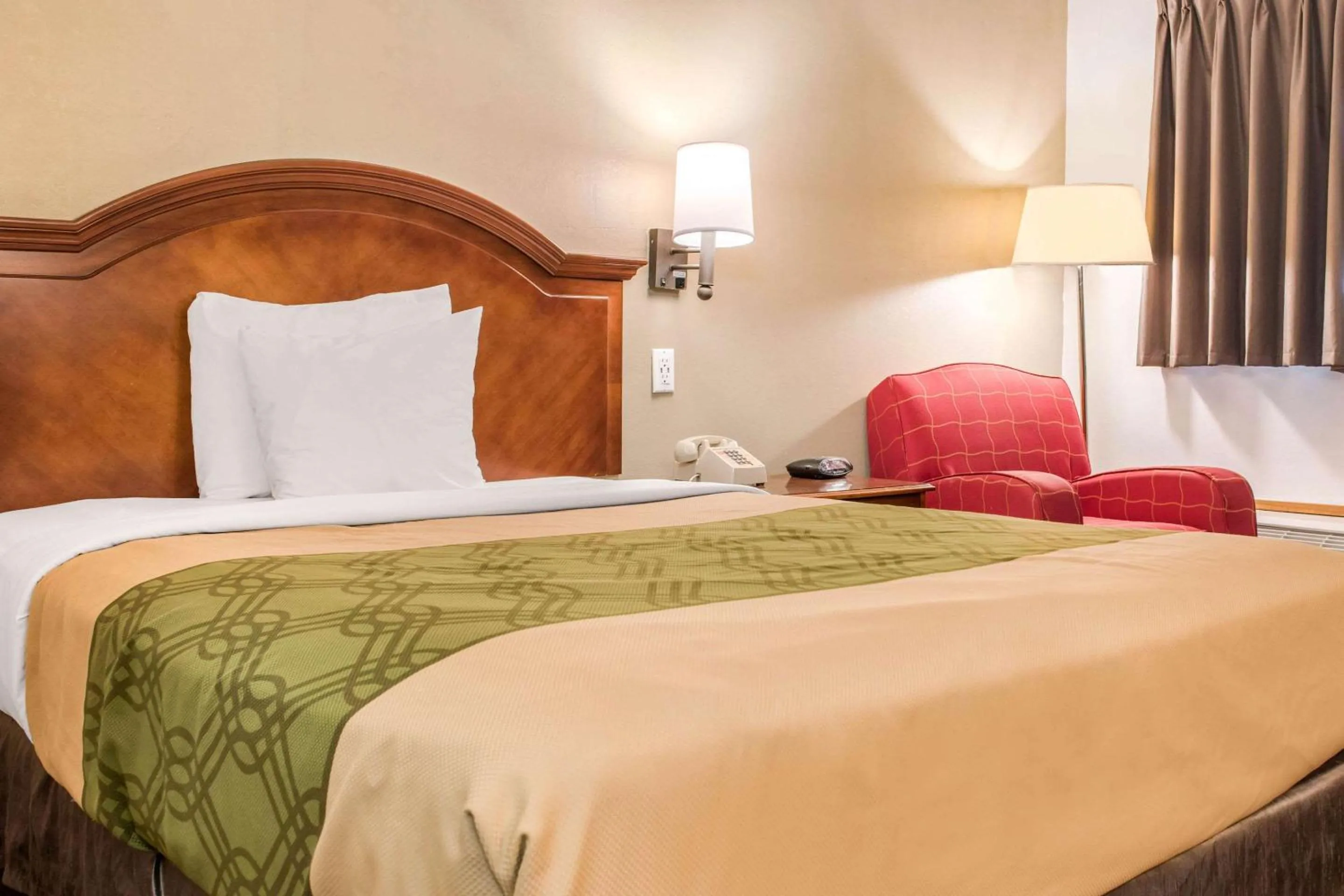 Photo of the whole room, Bed in Econo Lodge Holland - Toledo