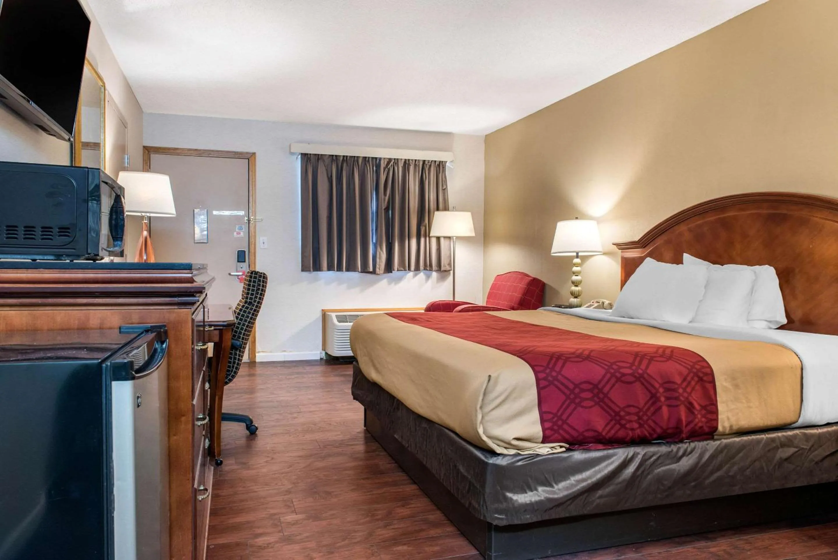 Photo of the whole room, Bed in Econo Lodge Holland - Toledo