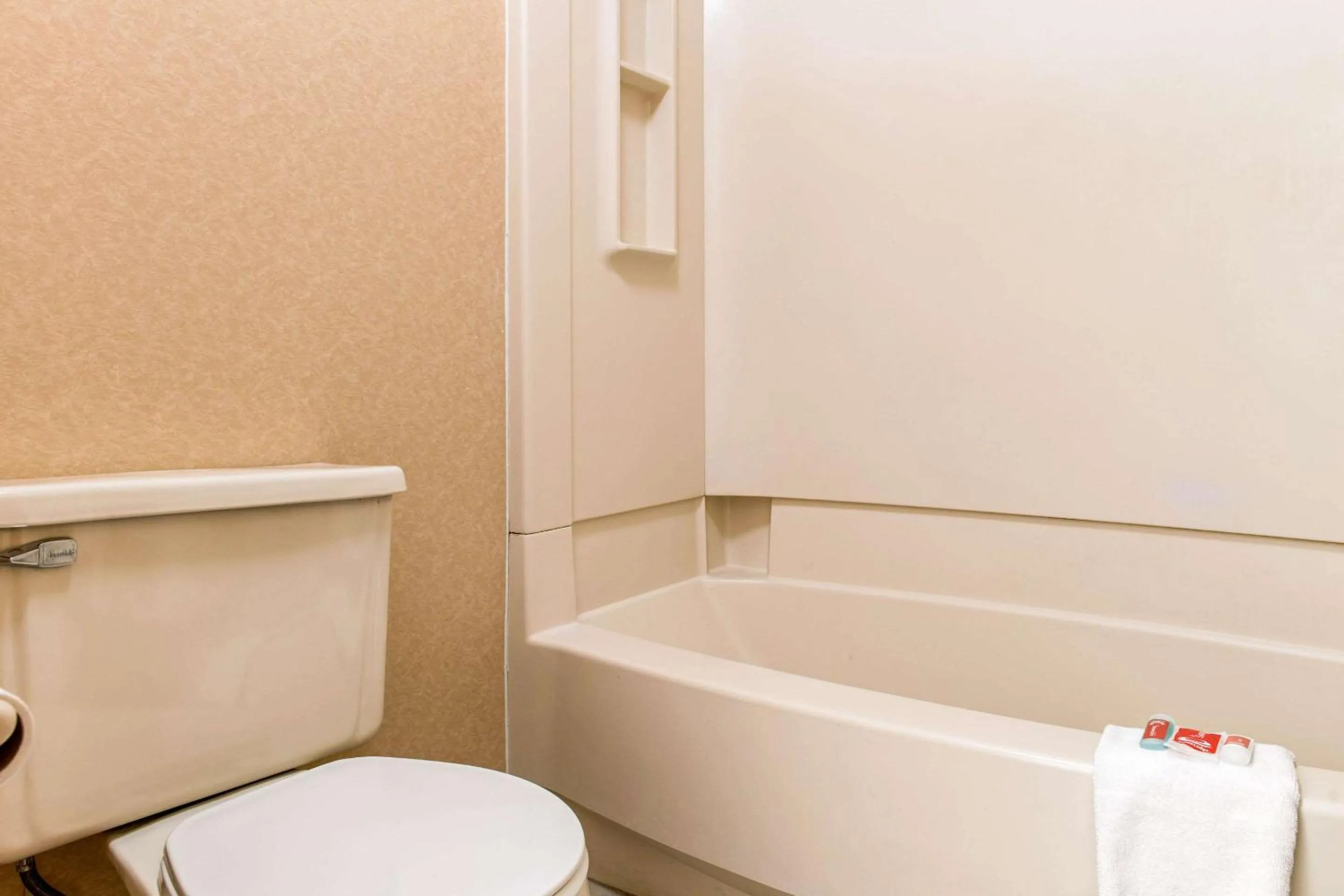 Bathroom in Econo Lodge Holland - Toledo