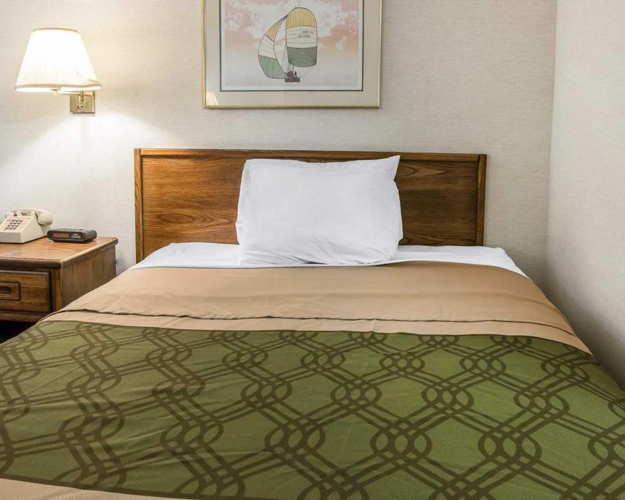 Bed in Econo Lodge Holland - Toledo