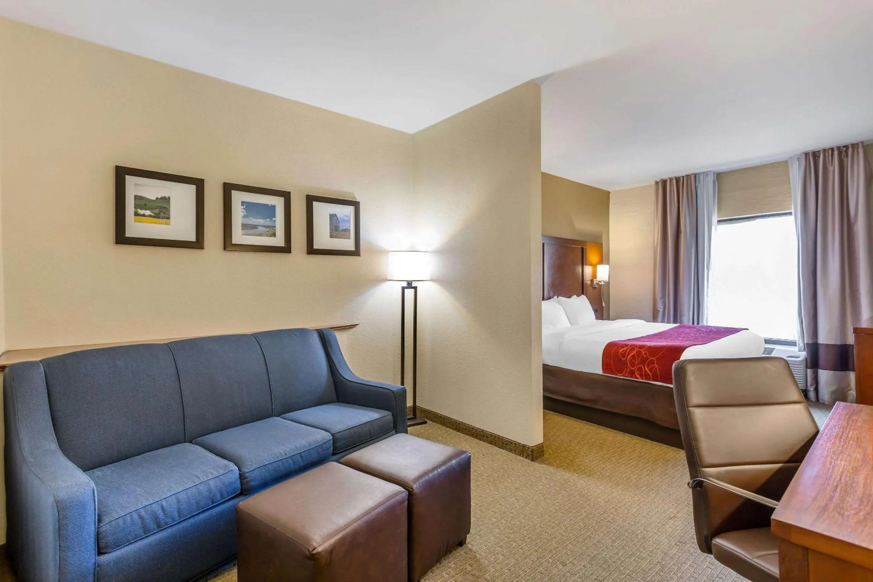 Bedroom, Bed in Comfort Suites South Point - Huntington