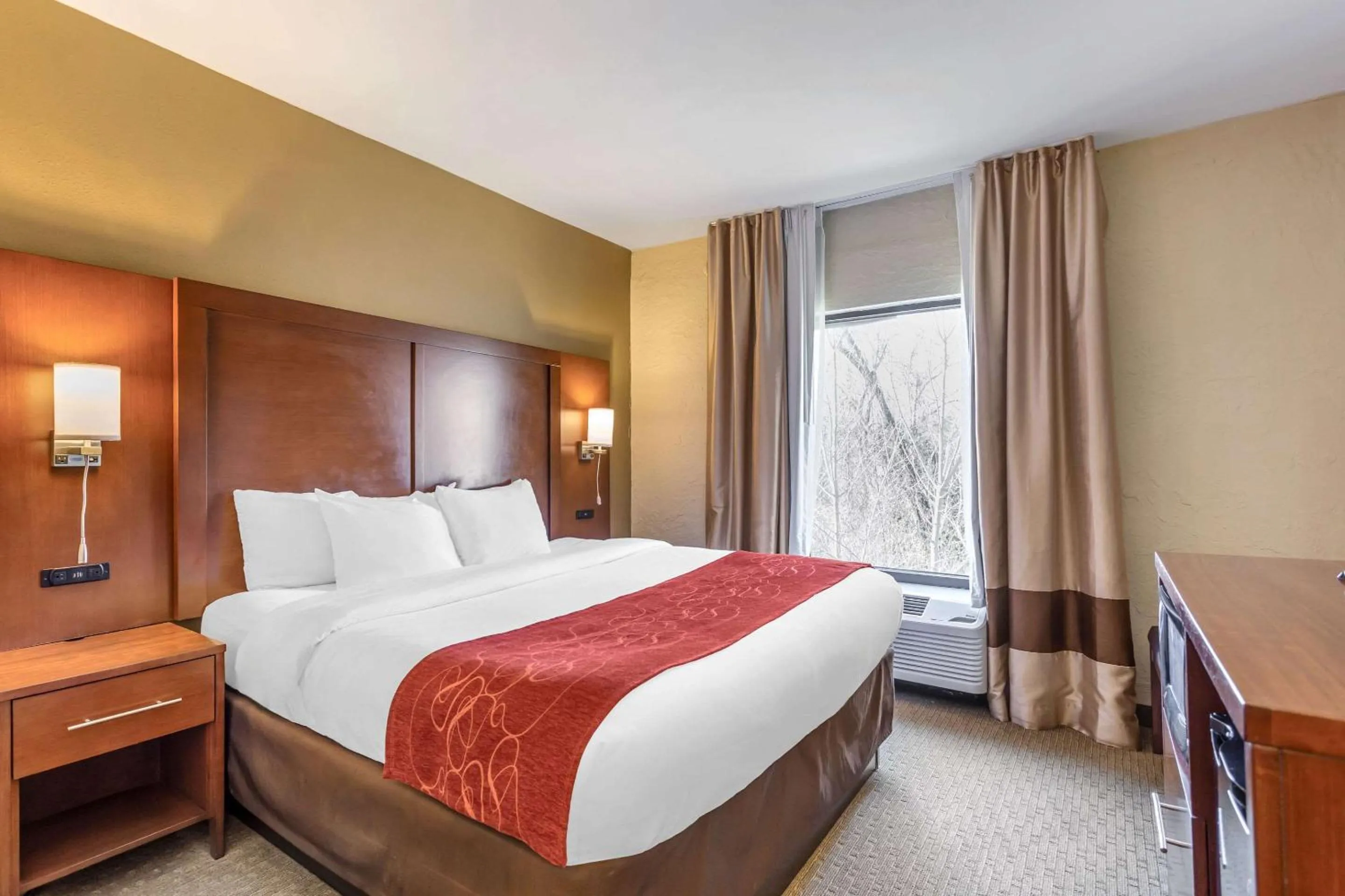 Bedroom, Bed in Comfort Suites South Point - Huntington