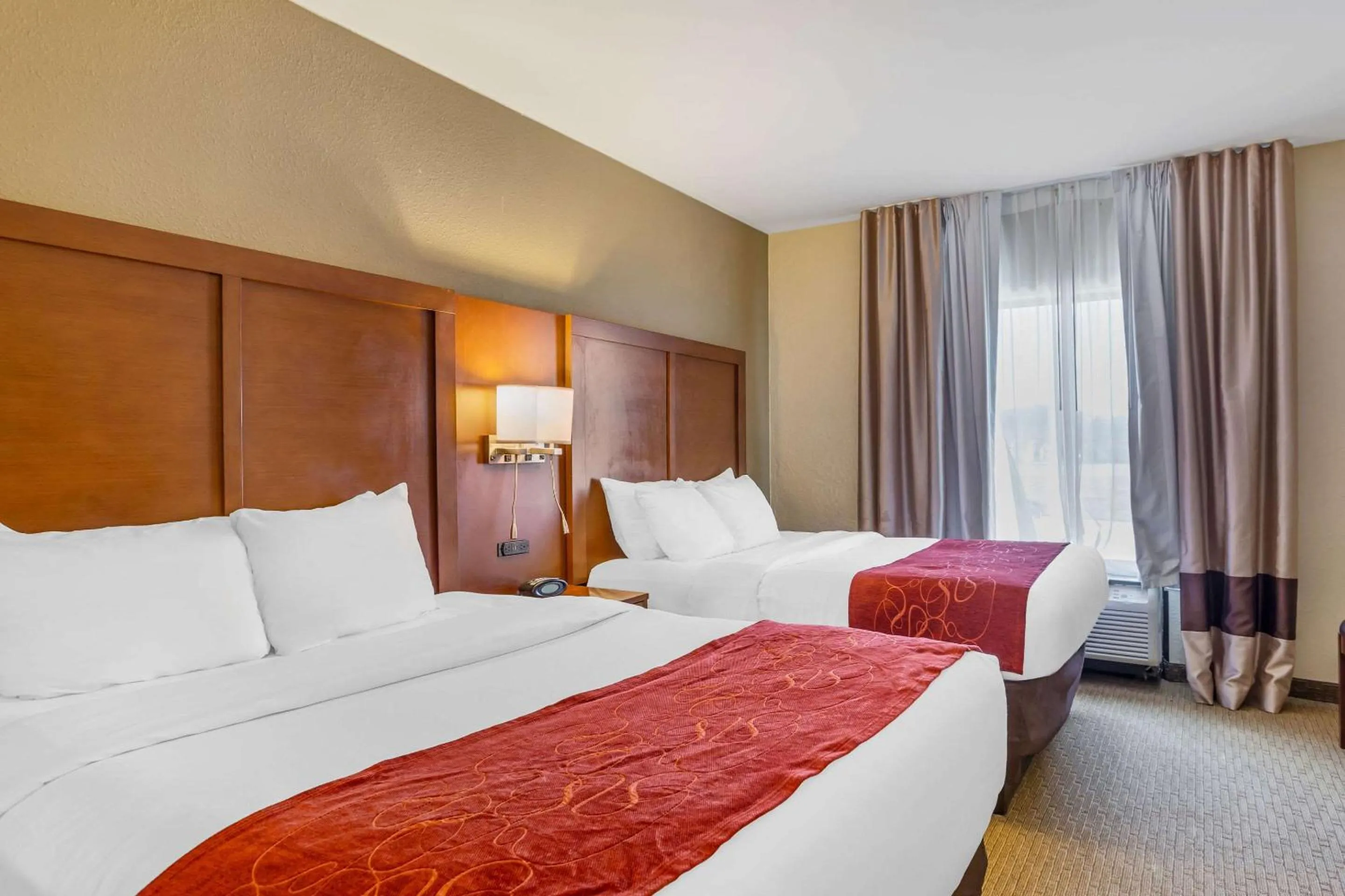 Bedroom, Bed in Comfort Suites South Point - Huntington