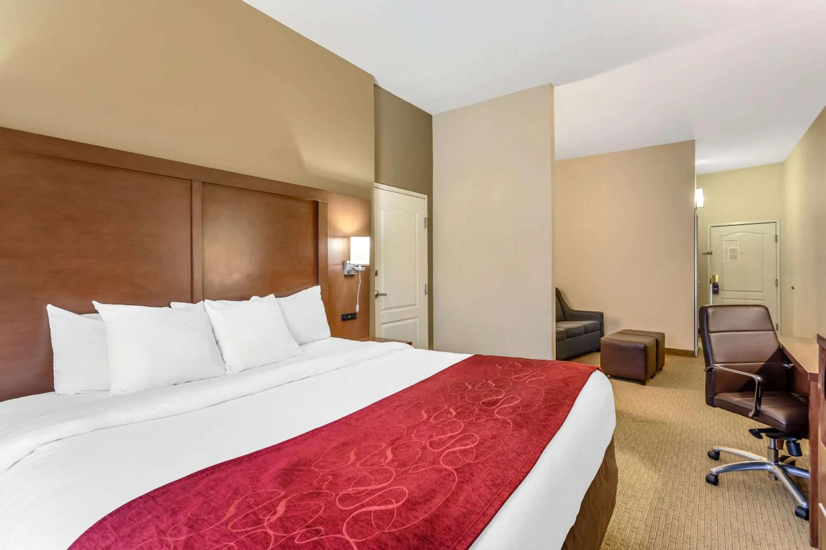 Bedroom, Bed in Comfort Suites South Point - Huntington