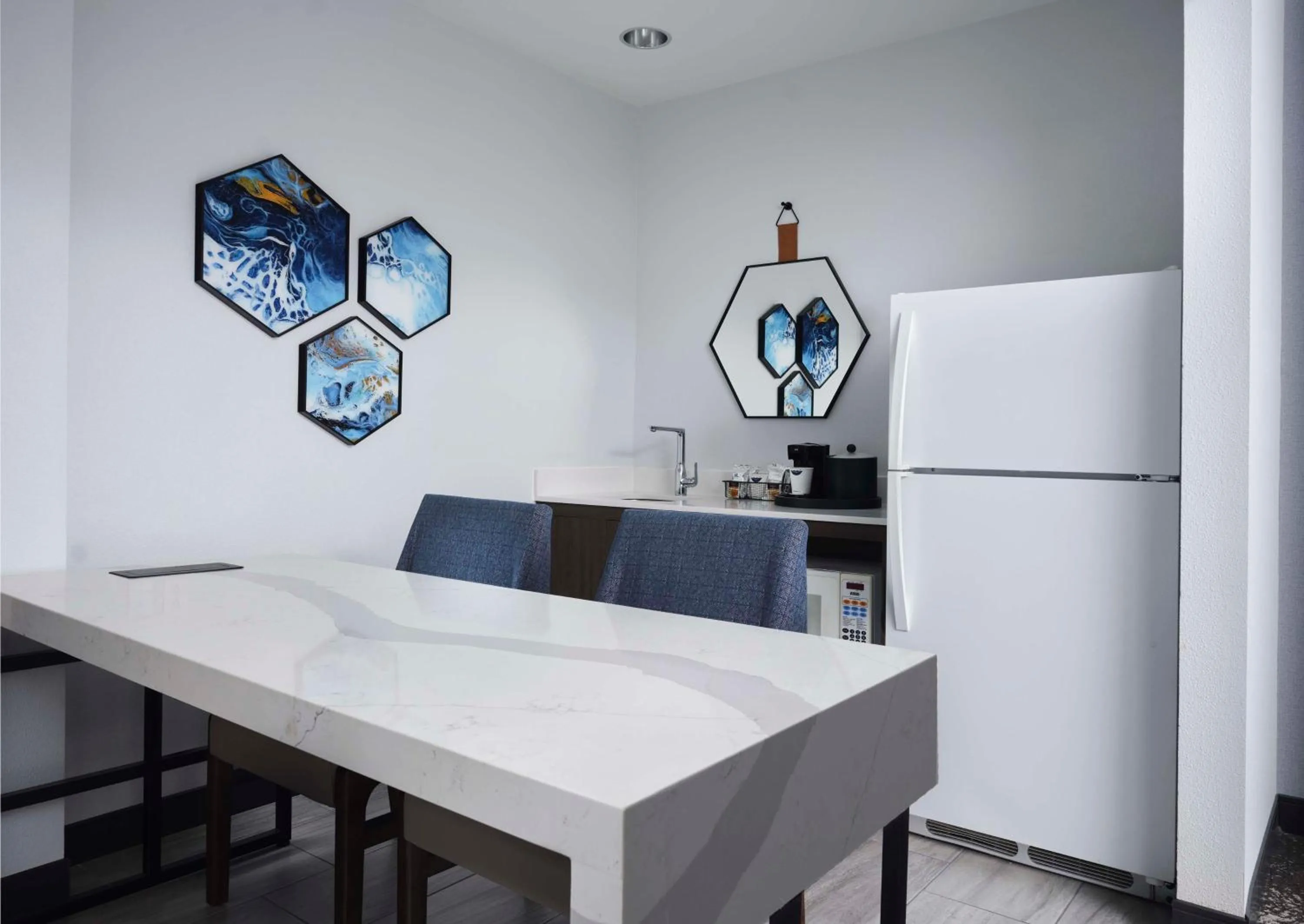 Kitchen or kitchenette in Hampton Inn & Suites Dallas-DFW Airport Hurst