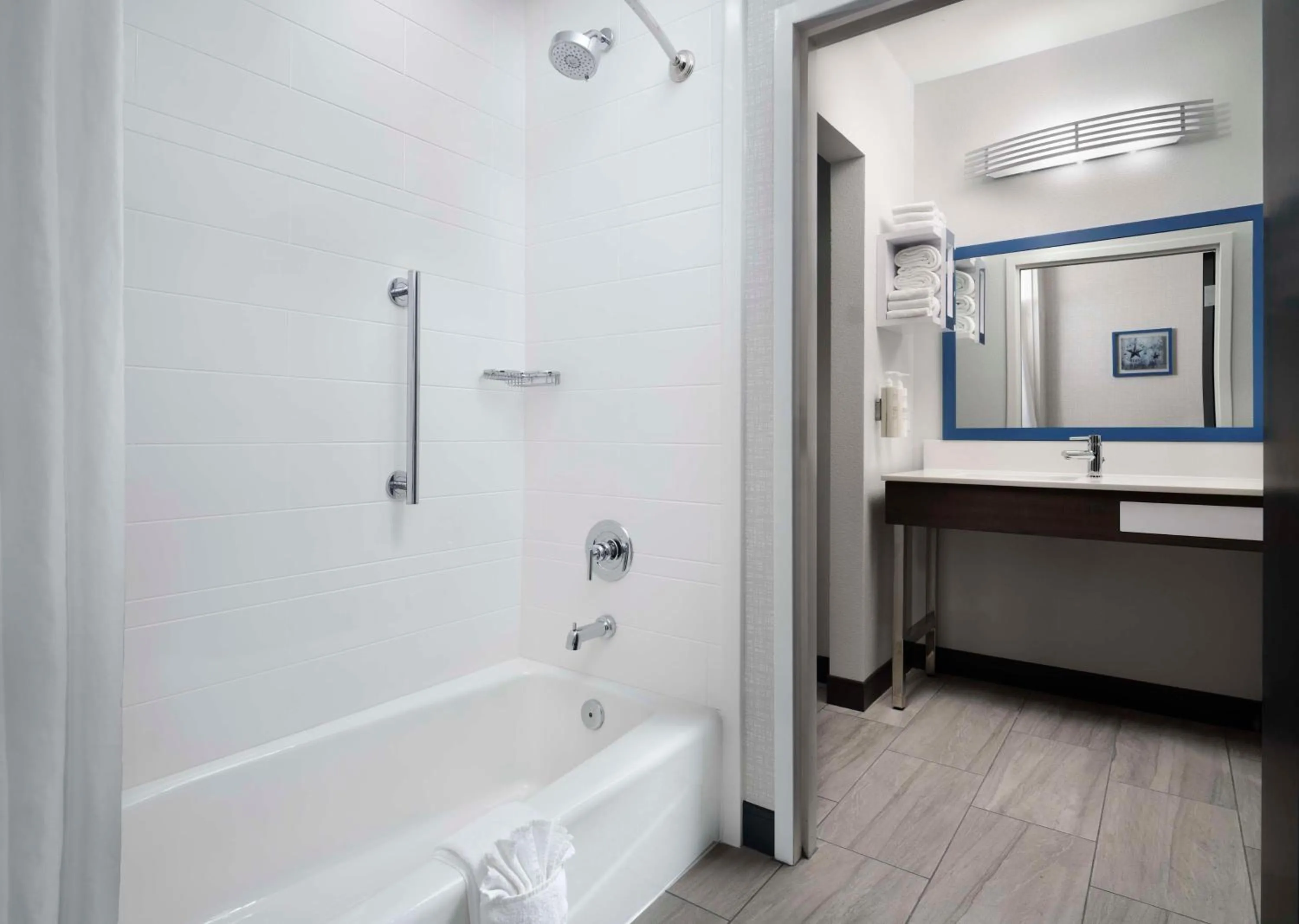 Bathroom in Hampton Inn & Suites Dallas-DFW Airport Hurst