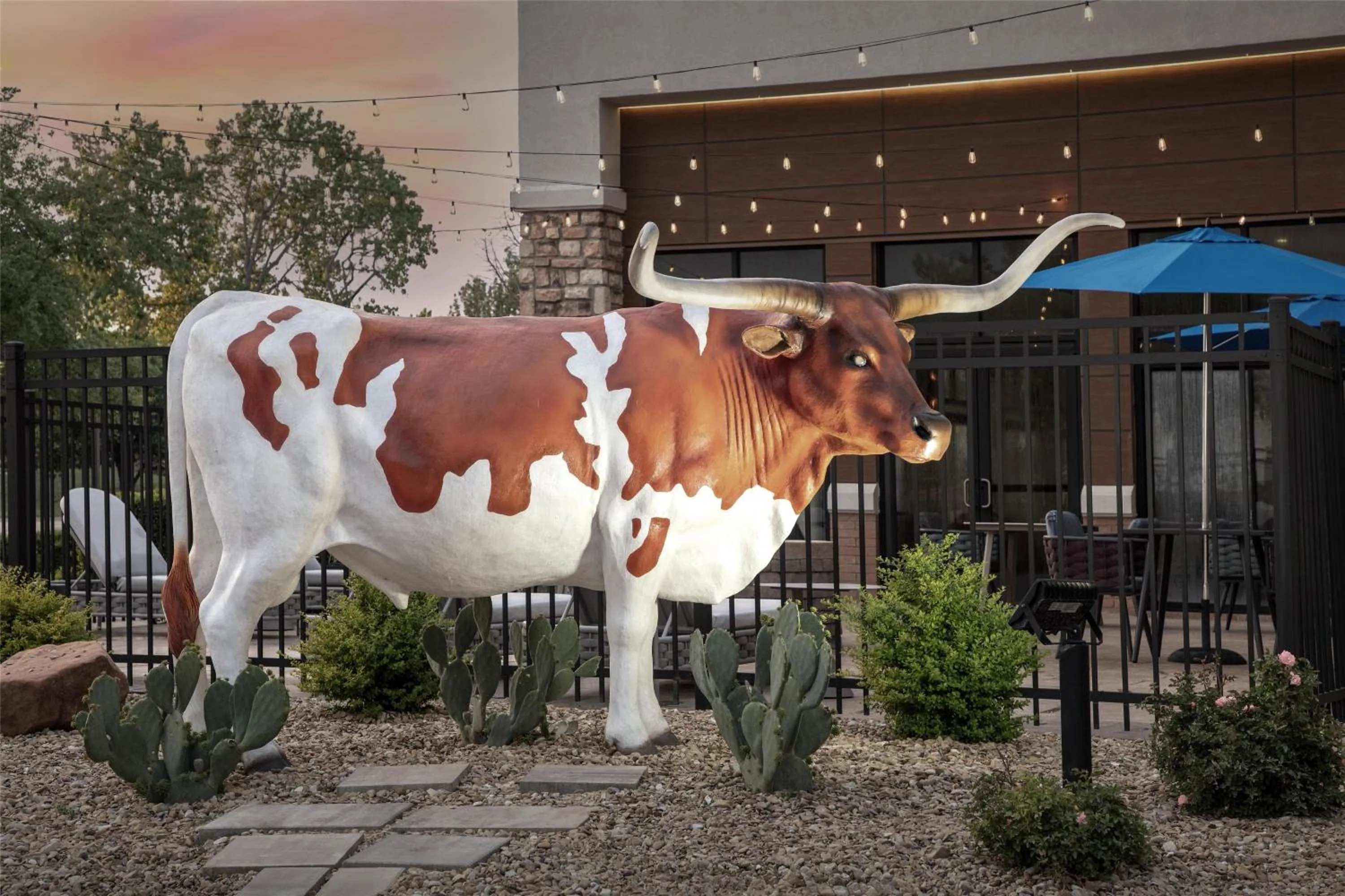 Inner courtyard view in Hampton Inn & Suites Dallas-DFW Airport Hurst