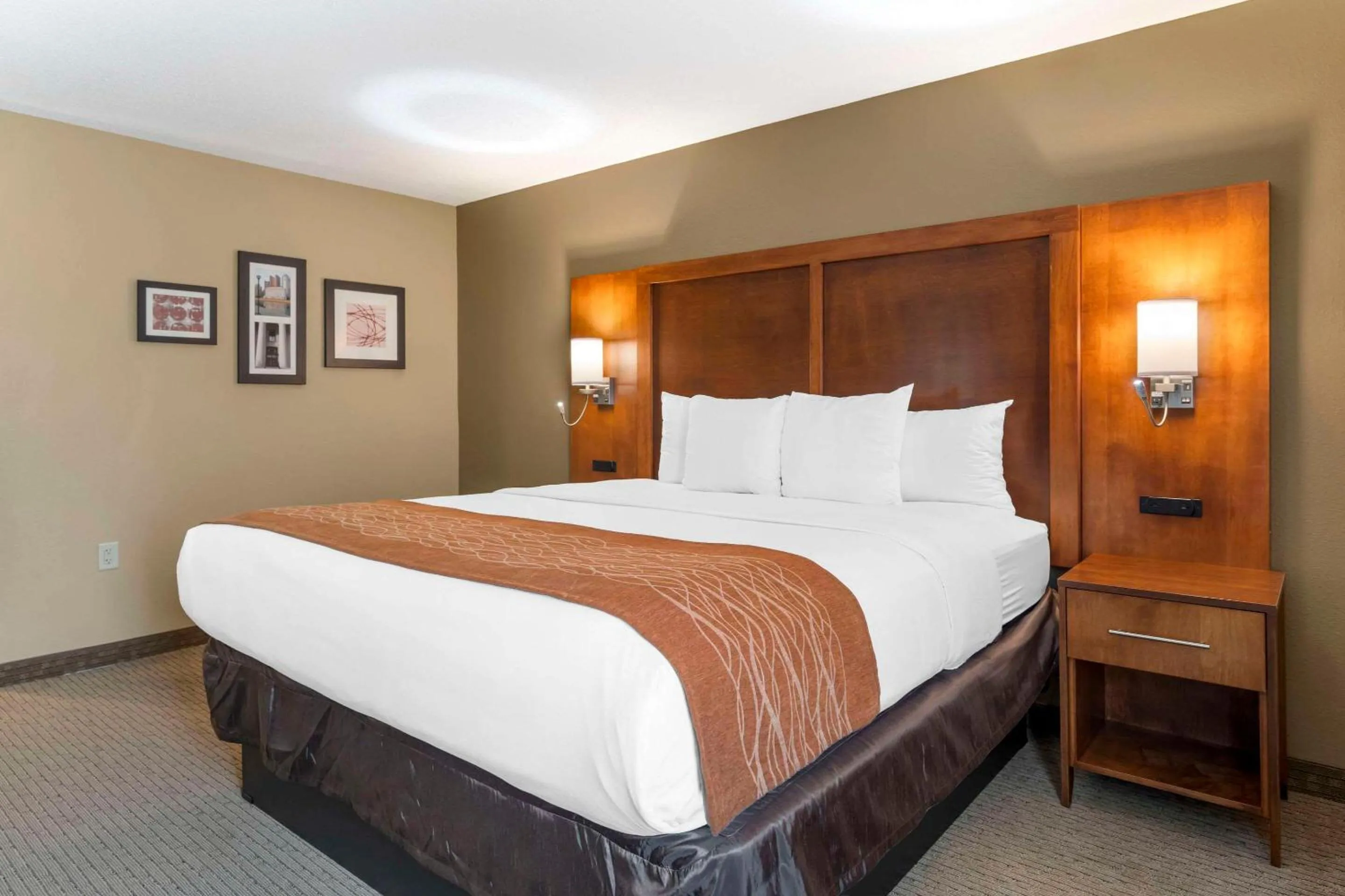 Bedroom, Bed in Comfort Inn North-Polaris