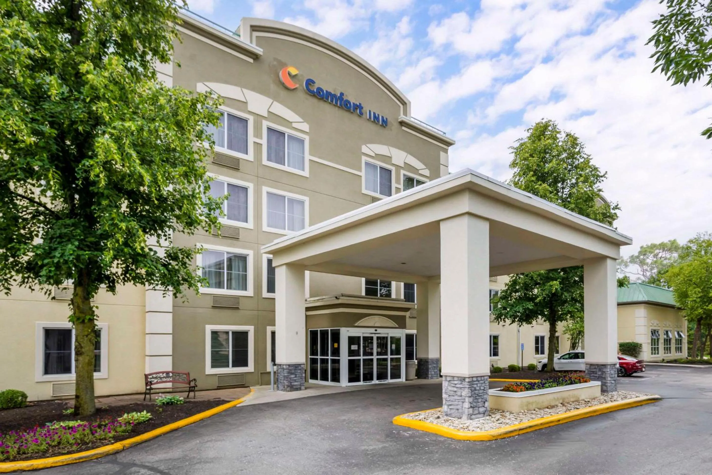 Property building in Comfort Inn North-Polaris