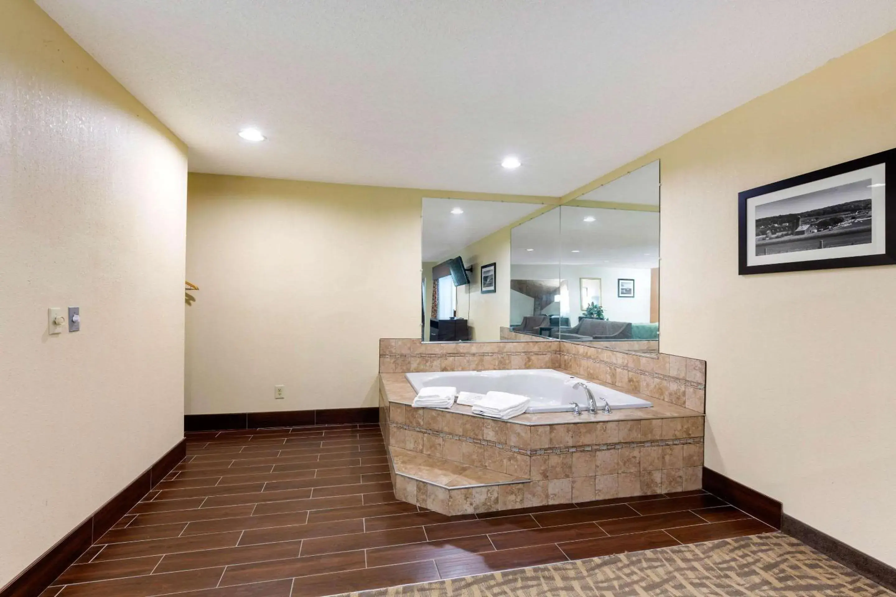 One Room Suite with Whirlpool - Non Smoking in Quality Inn Wooster One Room Suite with Whirlpool - Non Smoking in Quality Inn Wooster